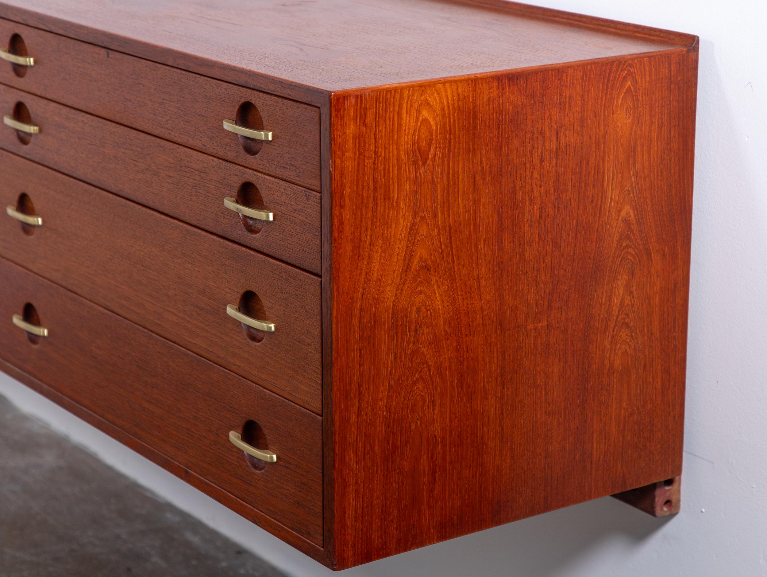 Mobiletto galleggiante in teak Hans Hansen con maniglie in ottone in vendita 3