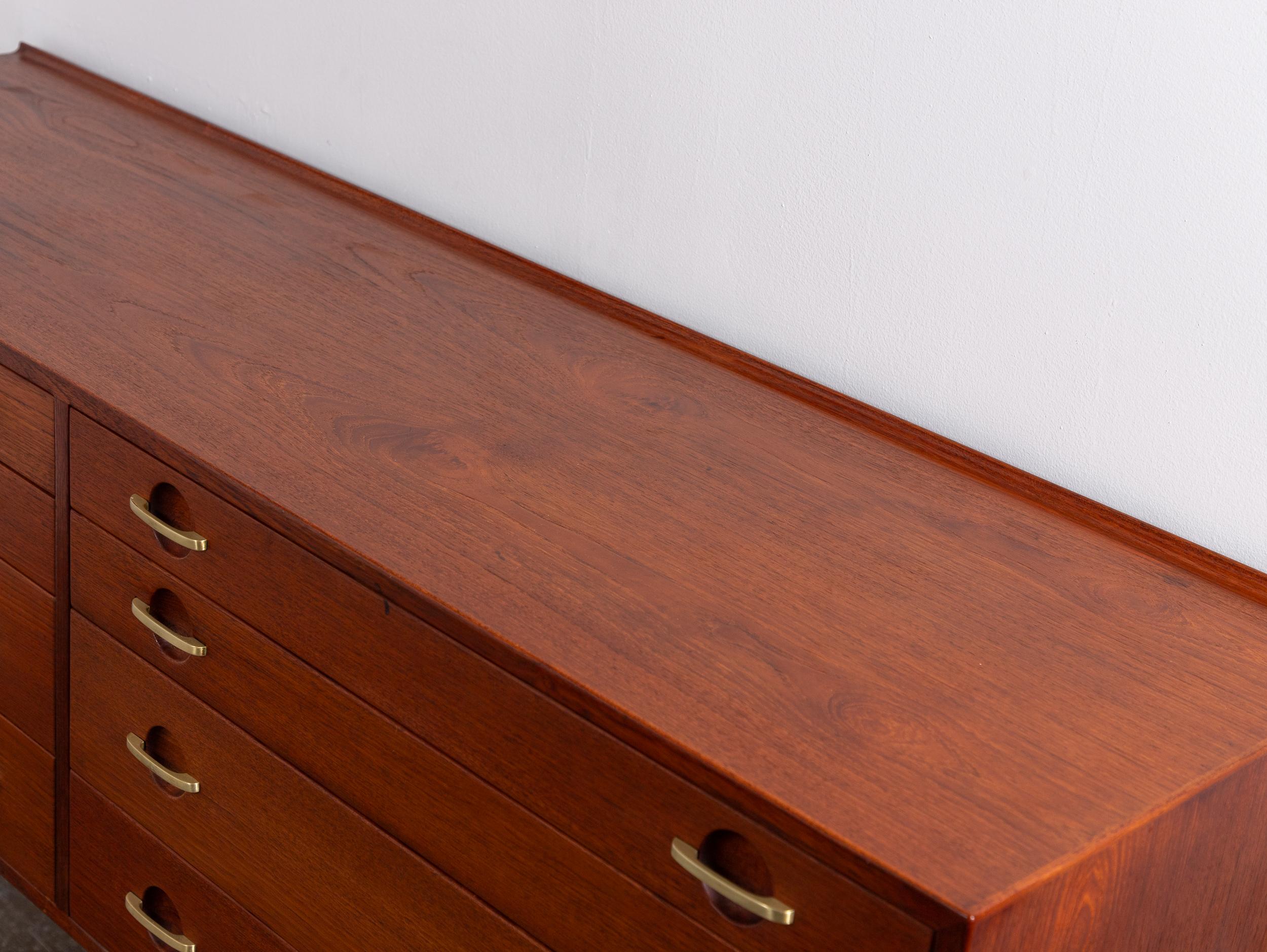 Mobiletto galleggiante in teak Hans Hansen con maniglie in ottone in vendita 5