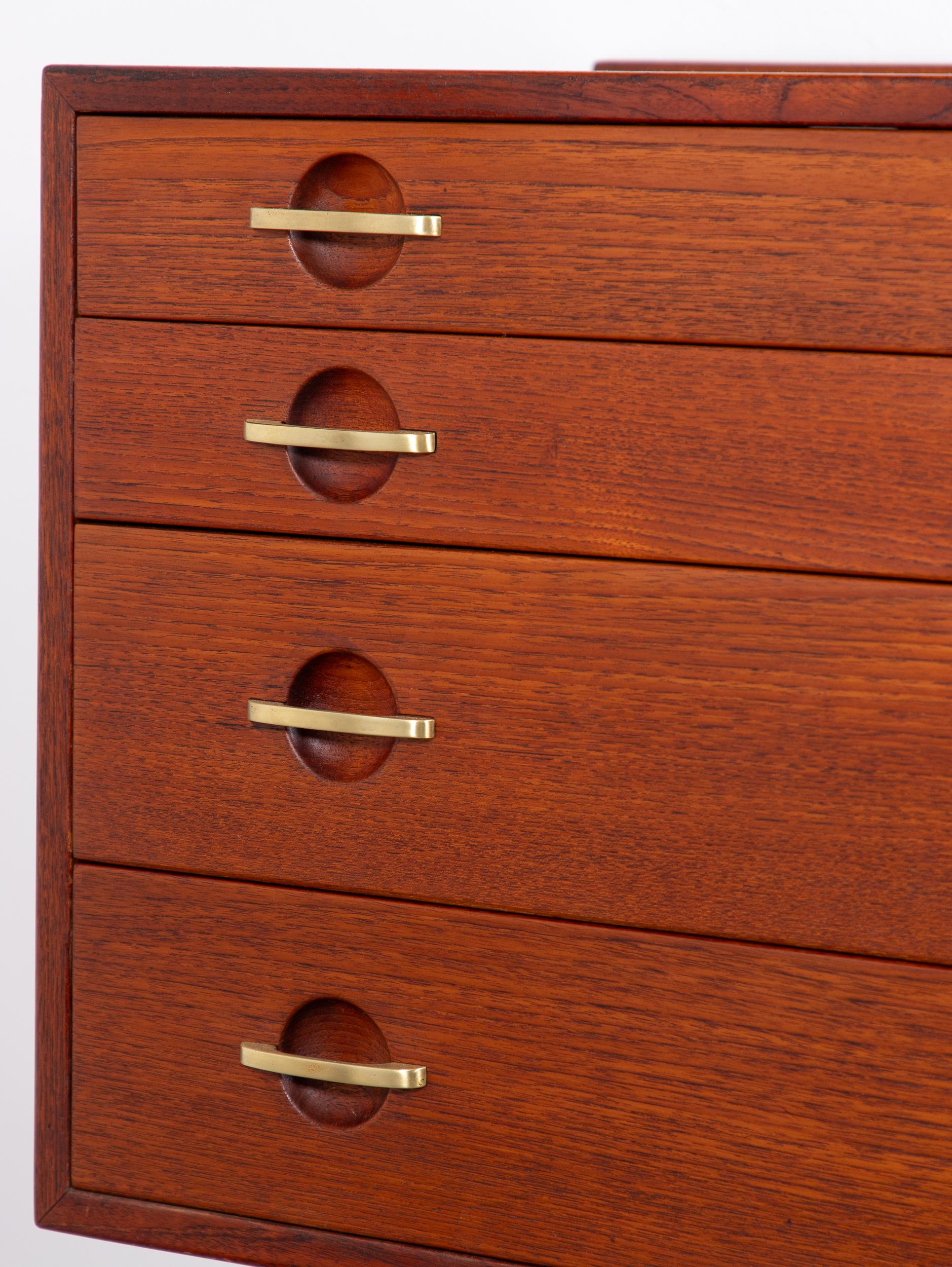 Mobiletto galleggiante in teak Hans Hansen con maniglie in ottone in vendita 6