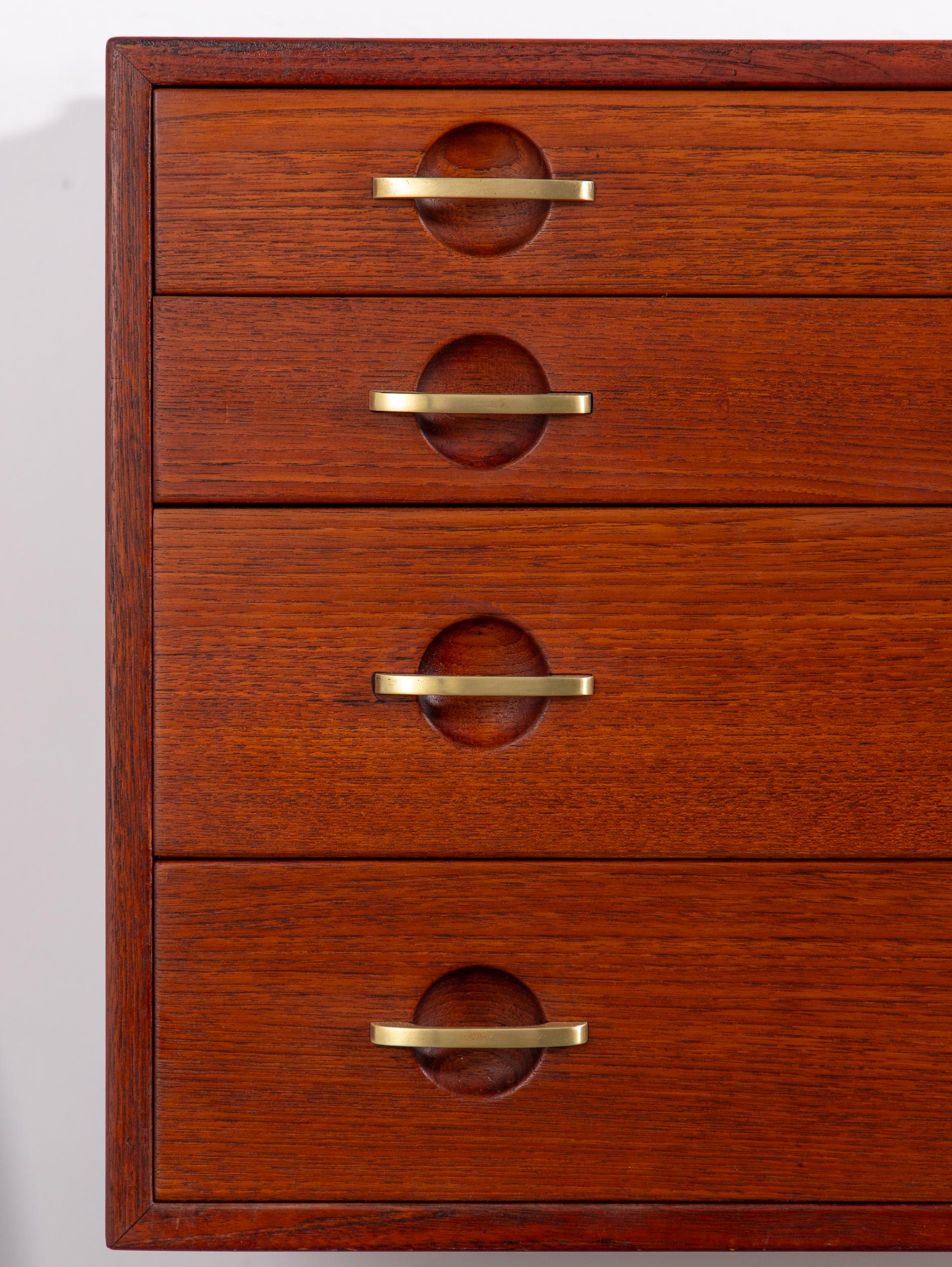 Mobiletto galleggiante in teak Hans Hansen con maniglie in ottone in vendita 7