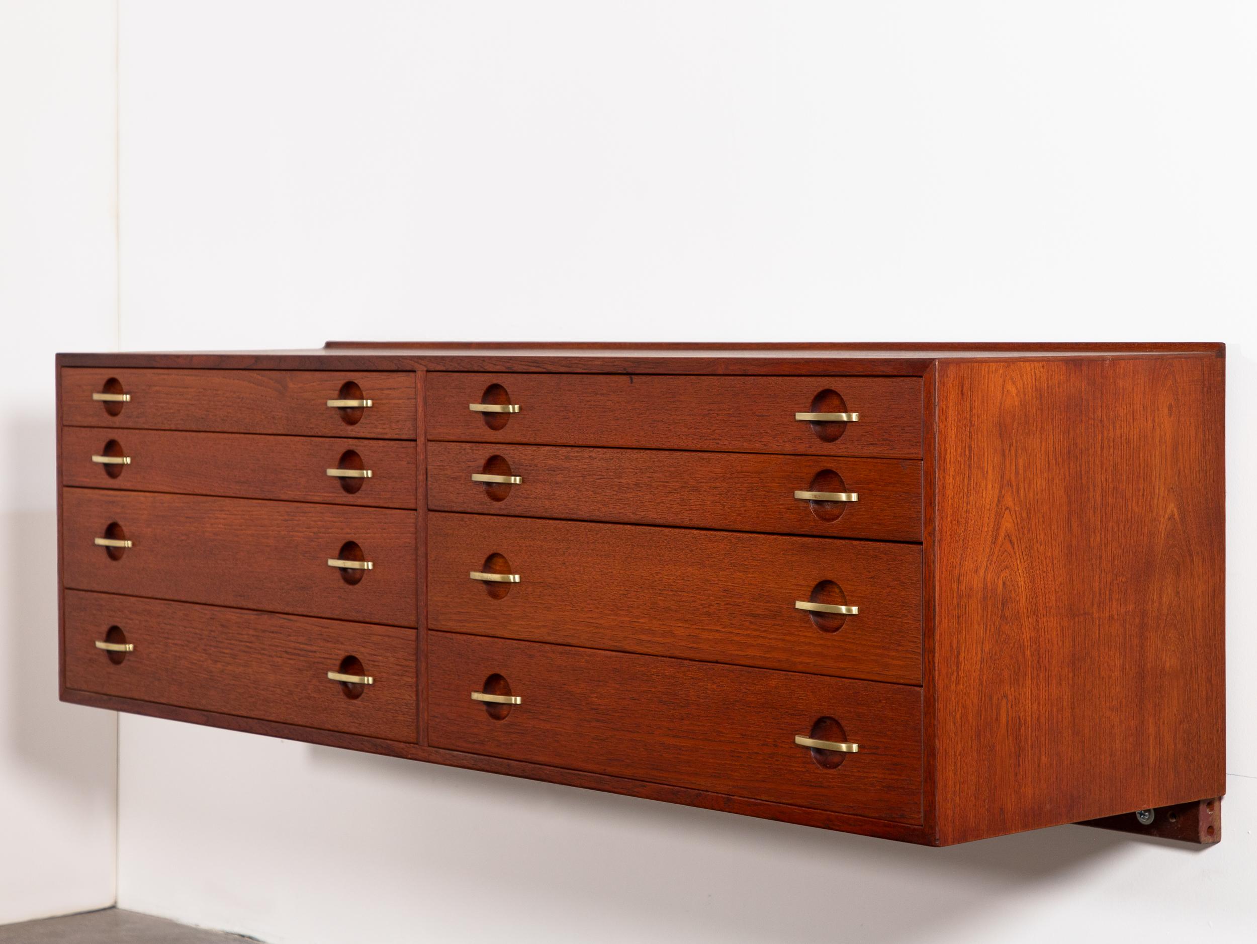 Scandinavo moderno Mobiletto galleggiante in teak Hans Hansen con maniglie in ottone in vendita