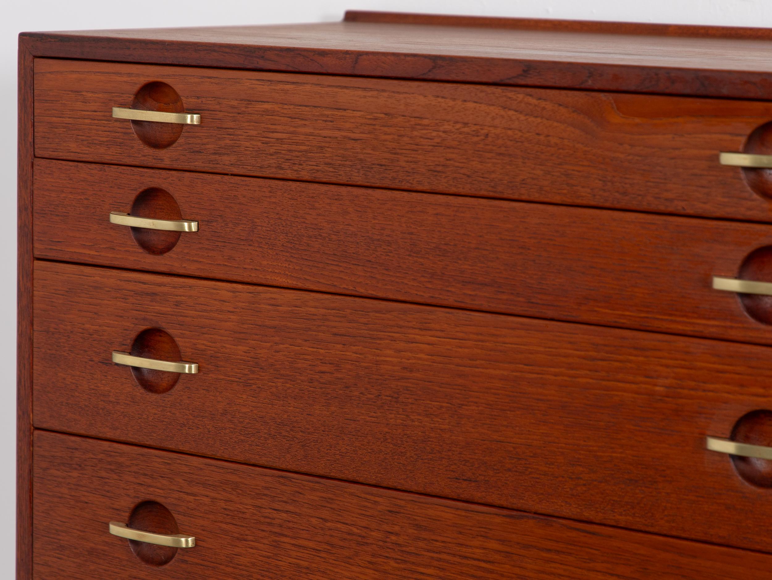 Mobiletto galleggiante in teak Hans Hansen con maniglie in ottone In condizioni buone in vendita a Brooklyn, NY