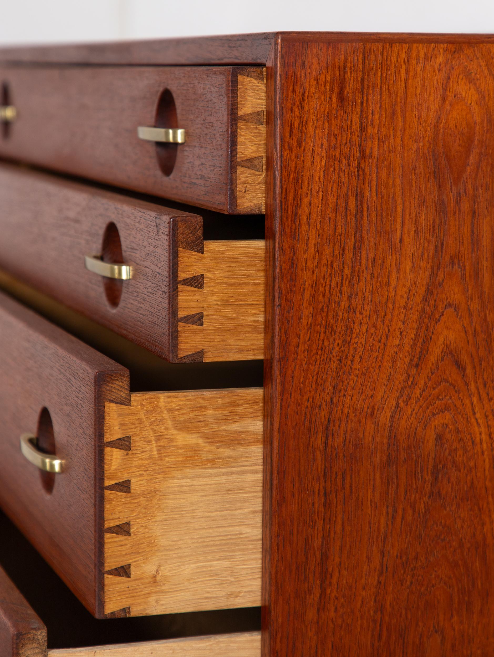 Mobiletto galleggiante in teak Hans Hansen con maniglie in ottone in vendita 1