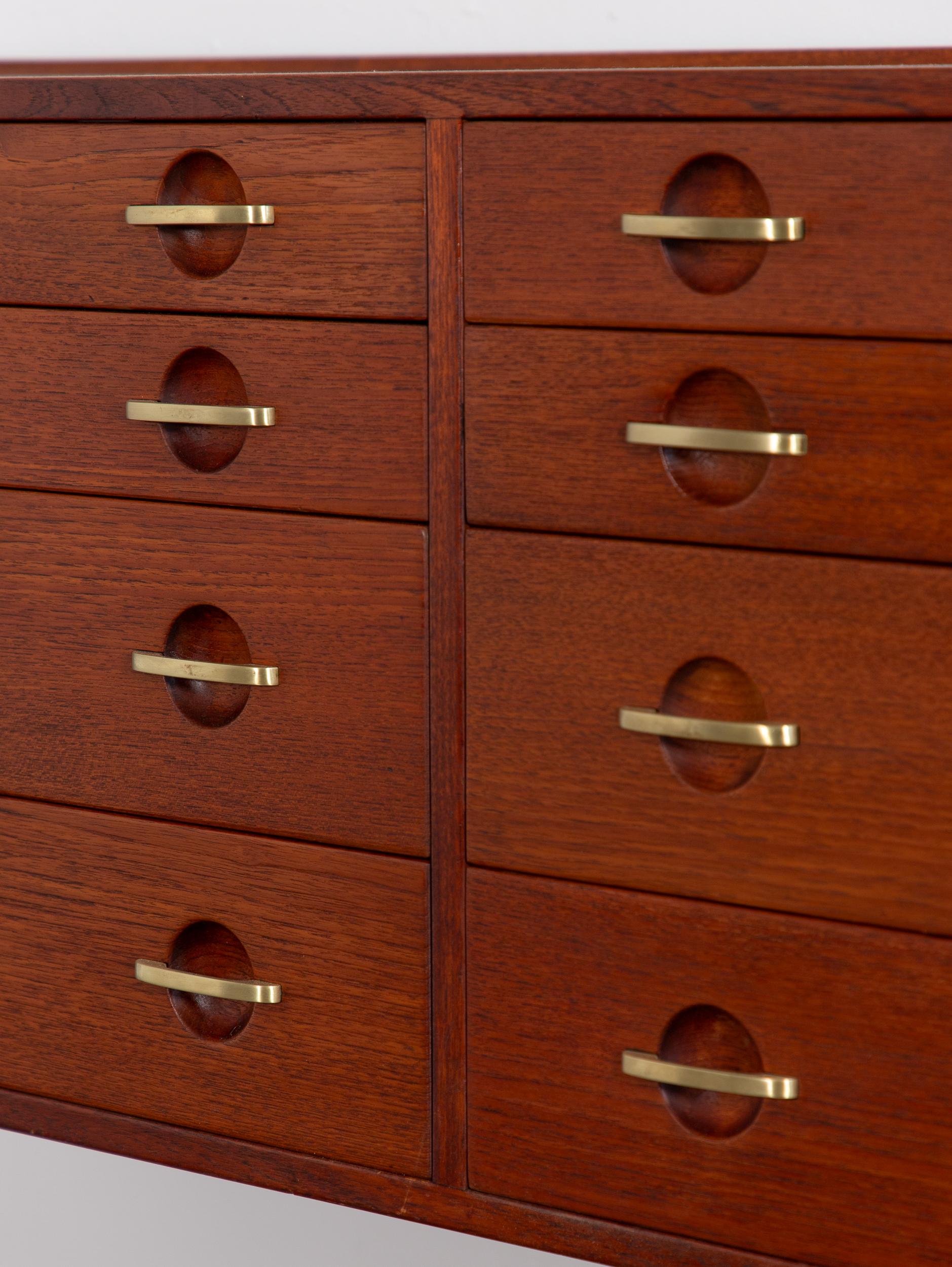 Mobiletto galleggiante in teak Hans Hansen con maniglie in ottone in vendita 2