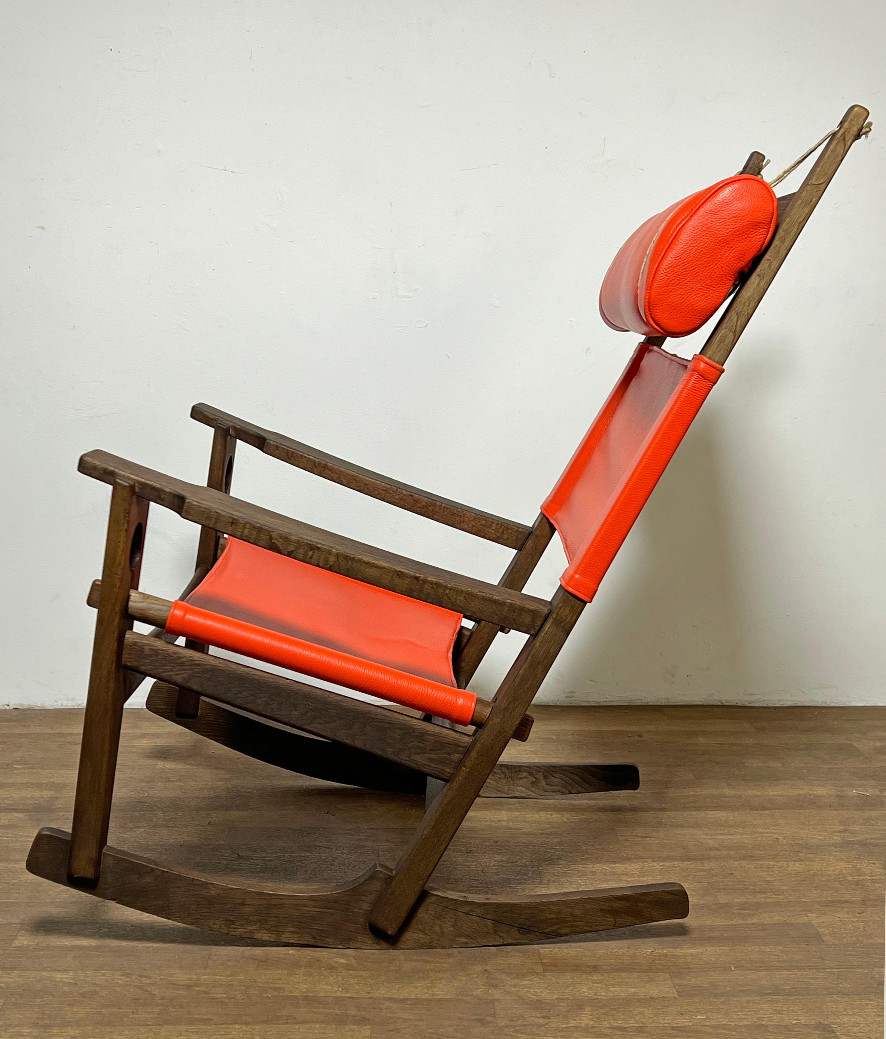 Dondolo originale Hans Wegner degli anni '60 in quercia scura, rivestito in pelle color vermiglio. Modello GE 673 per Getama, Danimarca.