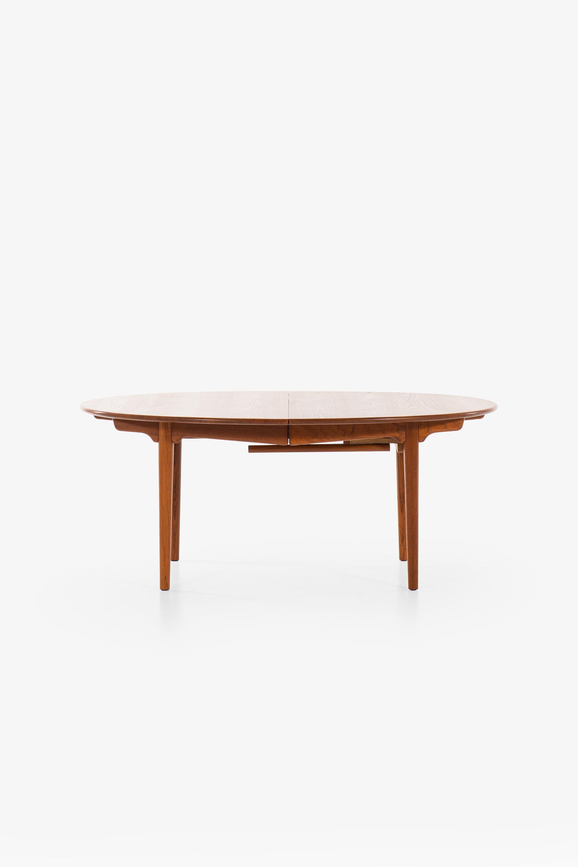 Very rare and large dining table in solid teak model JH-567 designed by Hans Wegner. Produced by cabinetmaker Johannes Hansen in Denmark.