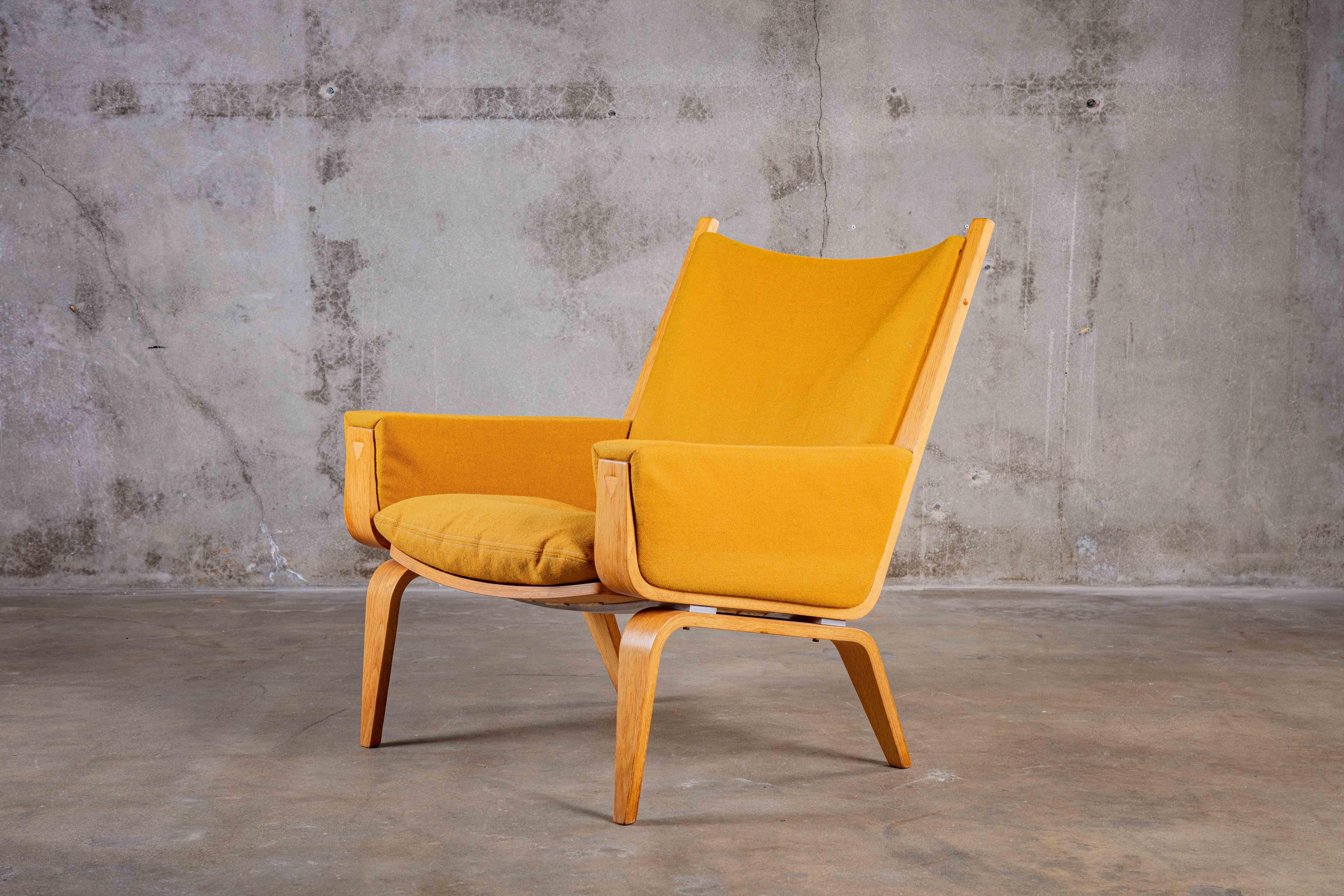 Hans Wegner lounge chair, GETAMA

Measures: Arm 21
