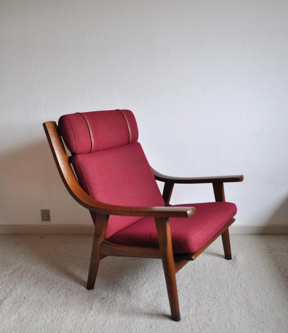 Hans J. Wegner GE 530

Comfortable large high-back lounge chair made of stained oak, designed in 1970 by Hans J. Wegner. Manufactured by GETAMA.
New leather straps.
Signs of wear consistent with age and use.

Measures:
93 H x 78 W x 88 D cm
Seat