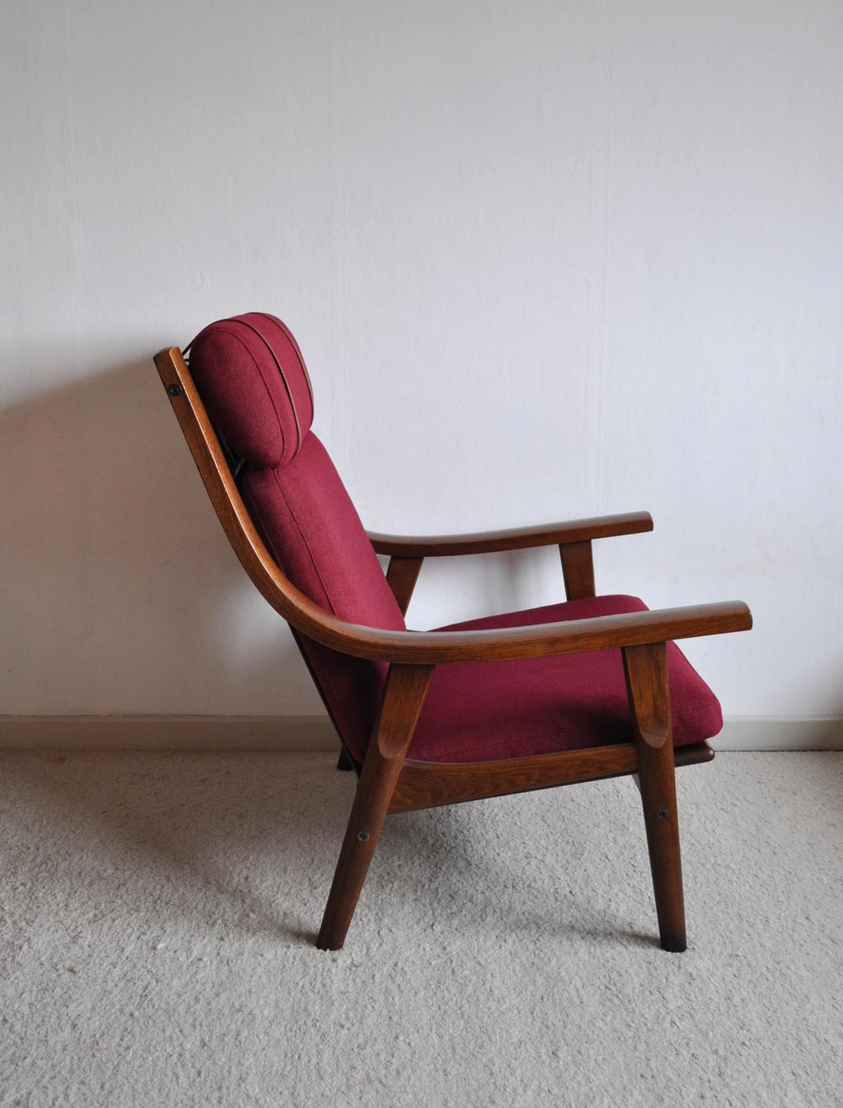 Scandinavian Modern Hans Wegner Lounge Chair in Stained Oak, GETAMA, Denmark, 1970s