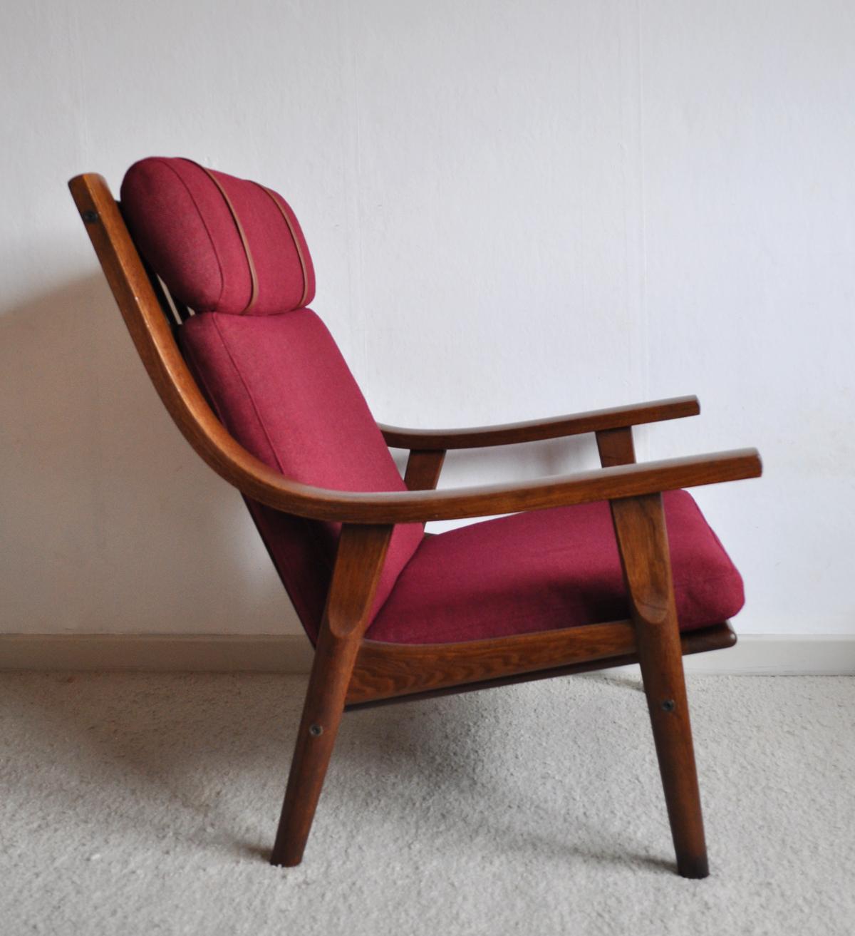 Danish Hans Wegner Lounge Chair in Stained Oak, GETAMA, Denmark, 1970s