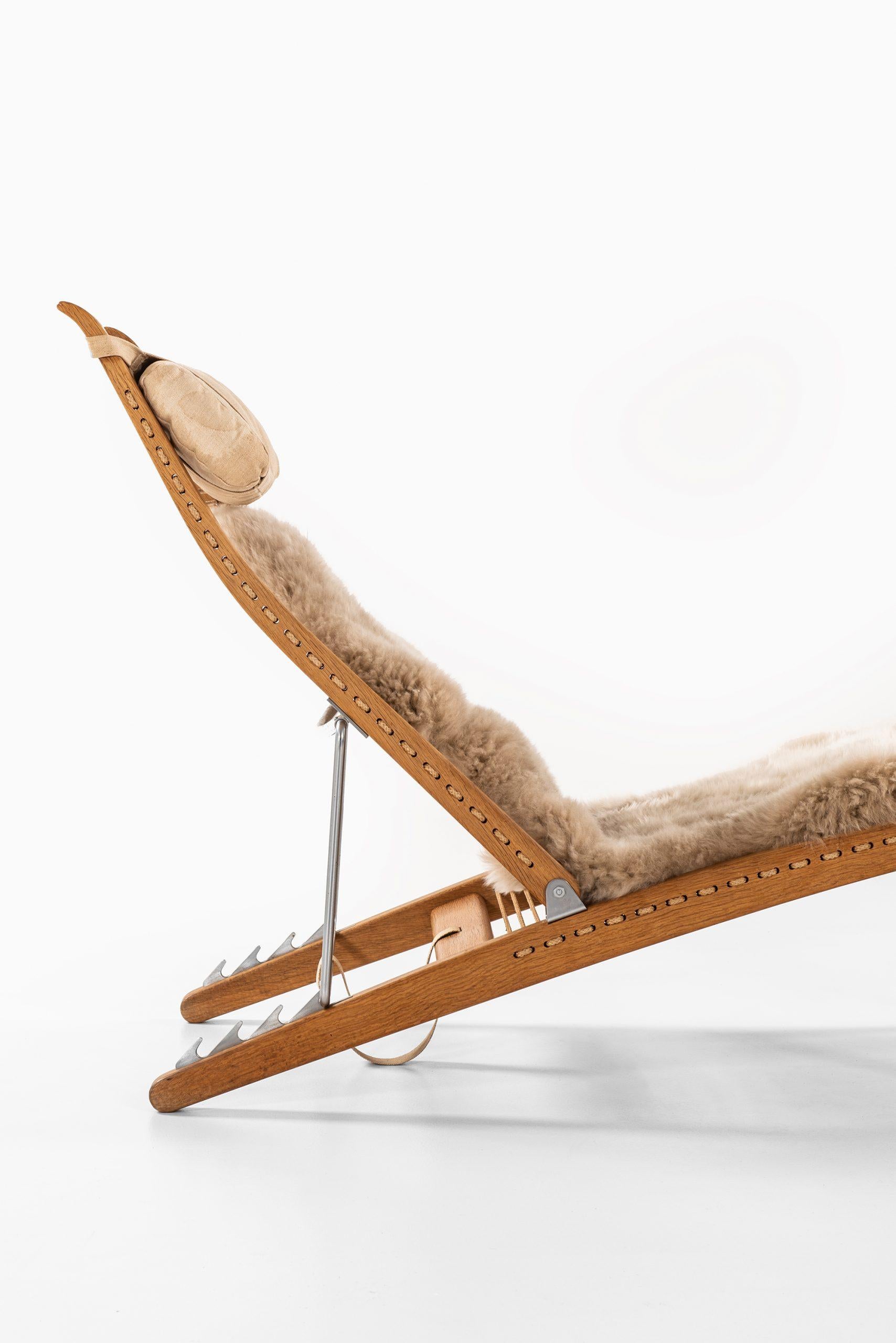 Very rare lounge chair model JH-524 designed by Hans Wegner. Produced by cabinetmaker Johannes Hansen in Denmark.