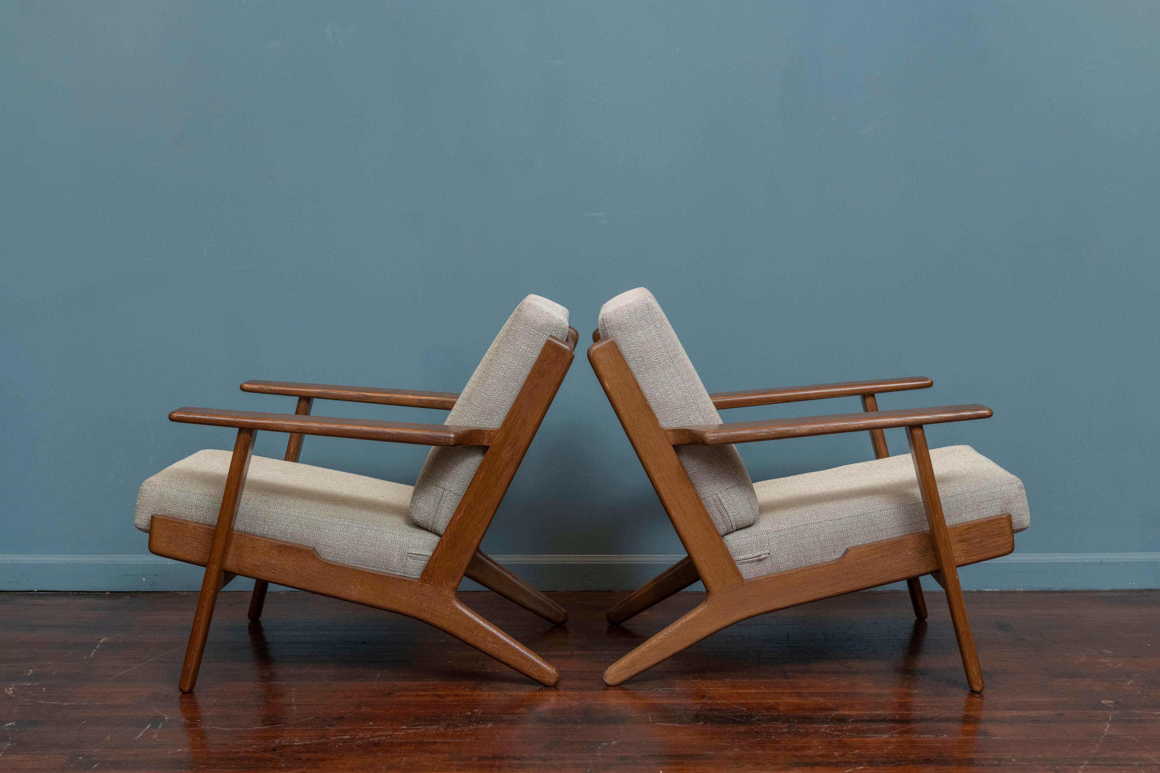 Hans Wegner design lounge chairs, Model GE 290 for Getama. Original matched pair of chairs in the 