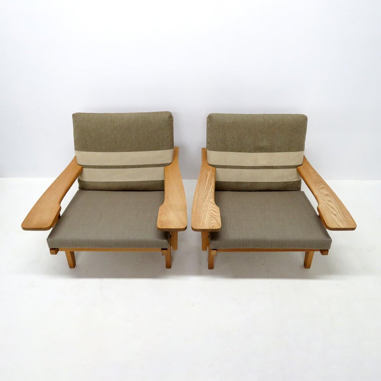 Scandinavian Modern Hans Wegner Lounge Chairs, Model GE-370, 1970 For Sale
