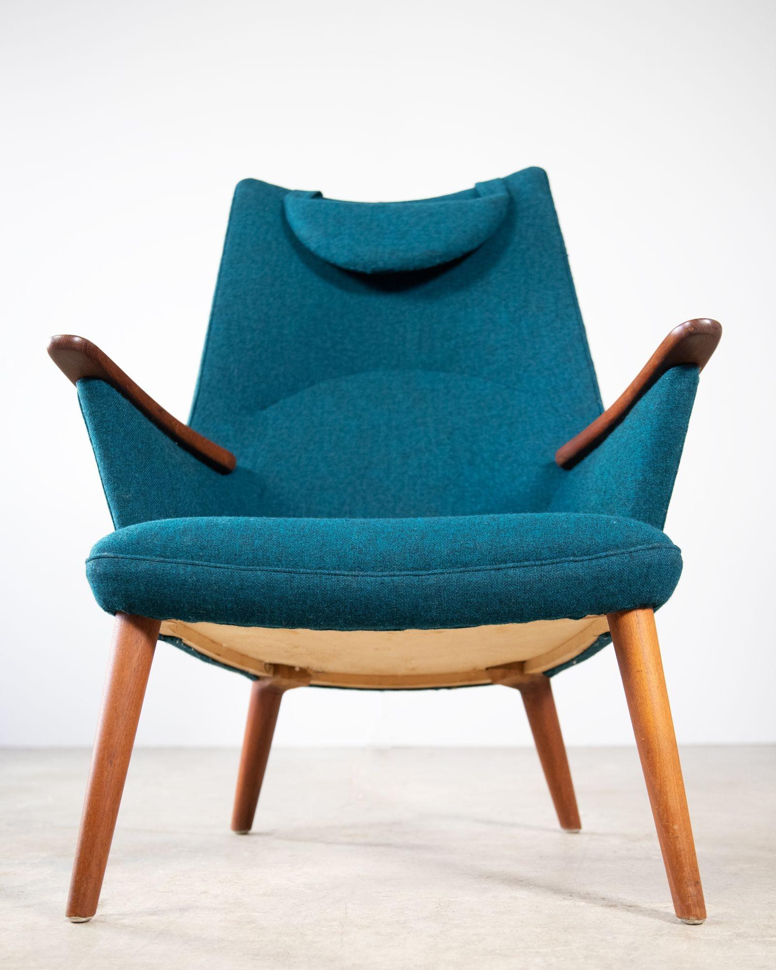 Hans Wegner Mama Bear Lounge Chair for A.P. Stolen Original Scandinavian Wool In Good Condition In Dallas, TX