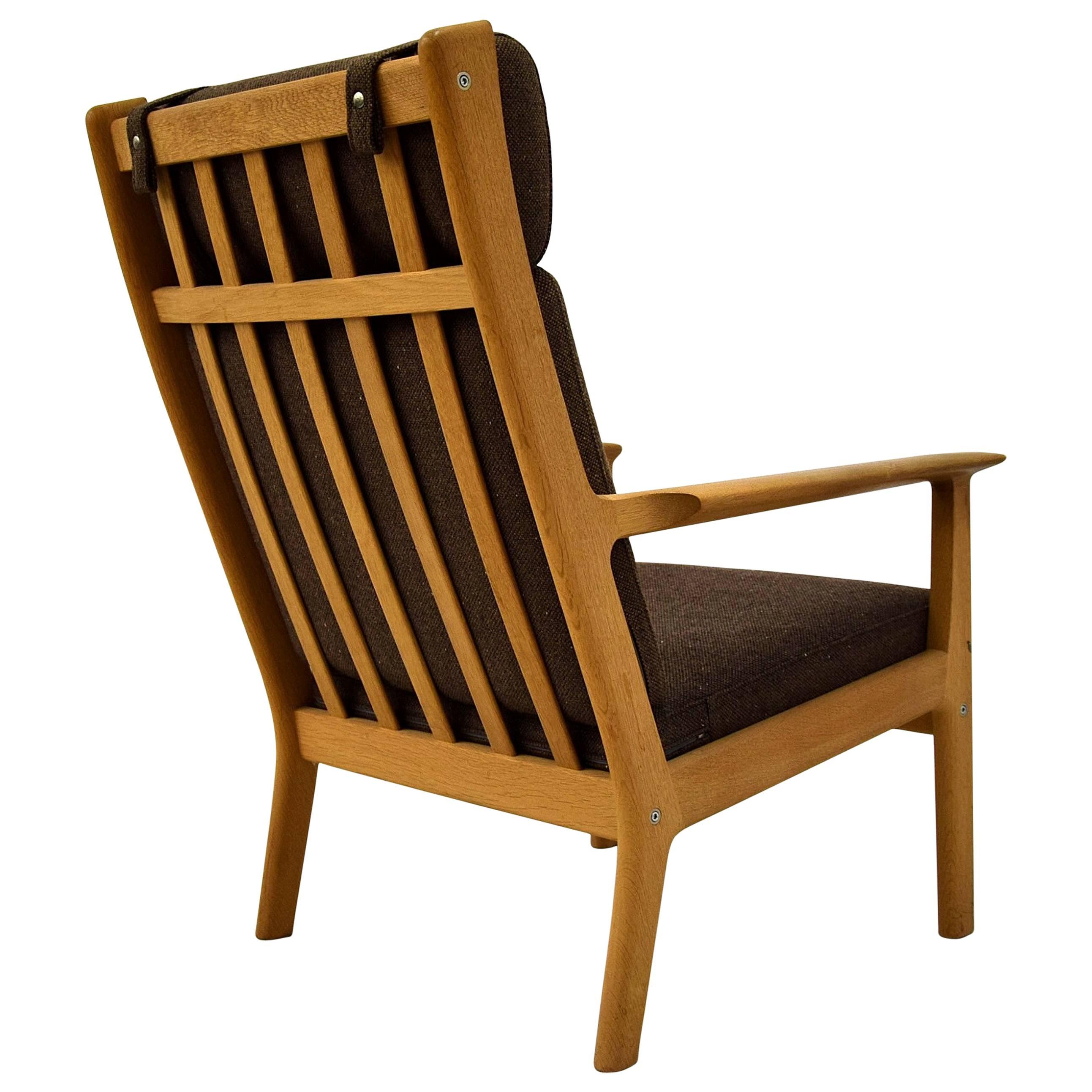 Un diseño puro y minimalista de Hans Wegner. La tumbona de respaldo alto GE-265. Fabricado artesanalmente por GETAMA en la década de 1960. 
Este precioso sillón de roble se ha convertido en un icono, elegante, sofisticado, de calidad y con