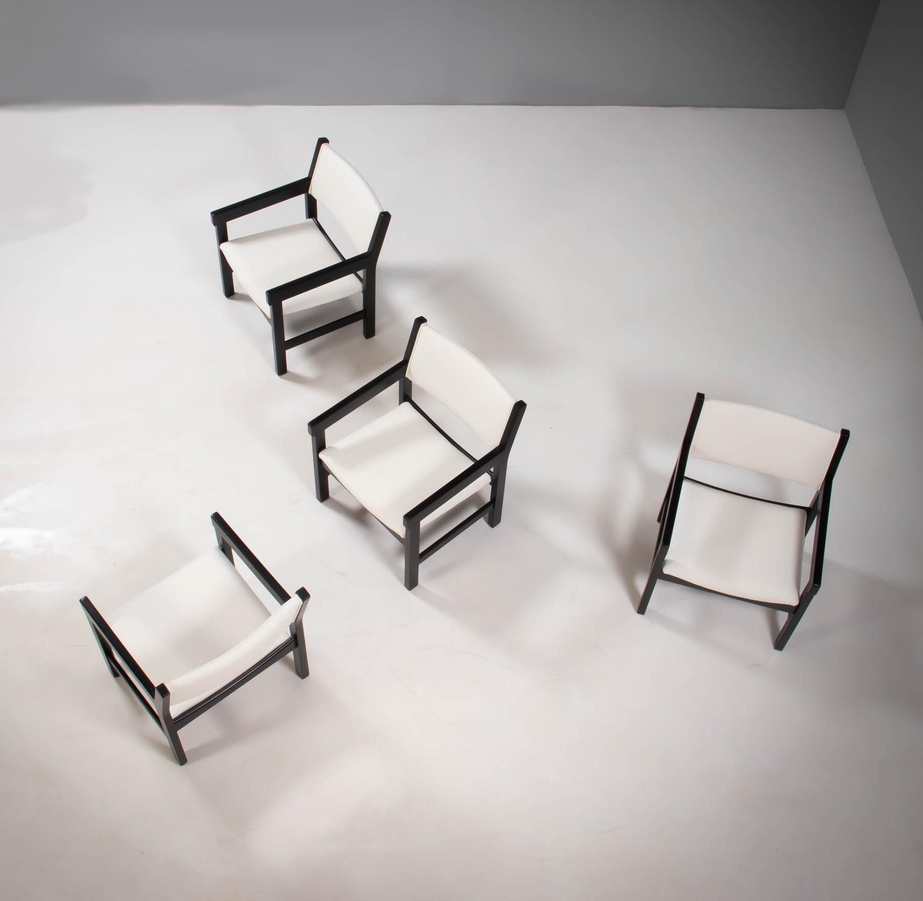 Conçu par Hans J. Wegner pour GETAMA, cet ensemble de quatre fauteuils GE 151 est un exemple classique du design moderne du milieu du siècle.

Dotées de cadres et d'accoudoirs angulaires en bois de hêtre peint en noir, les chaises nouvellement
