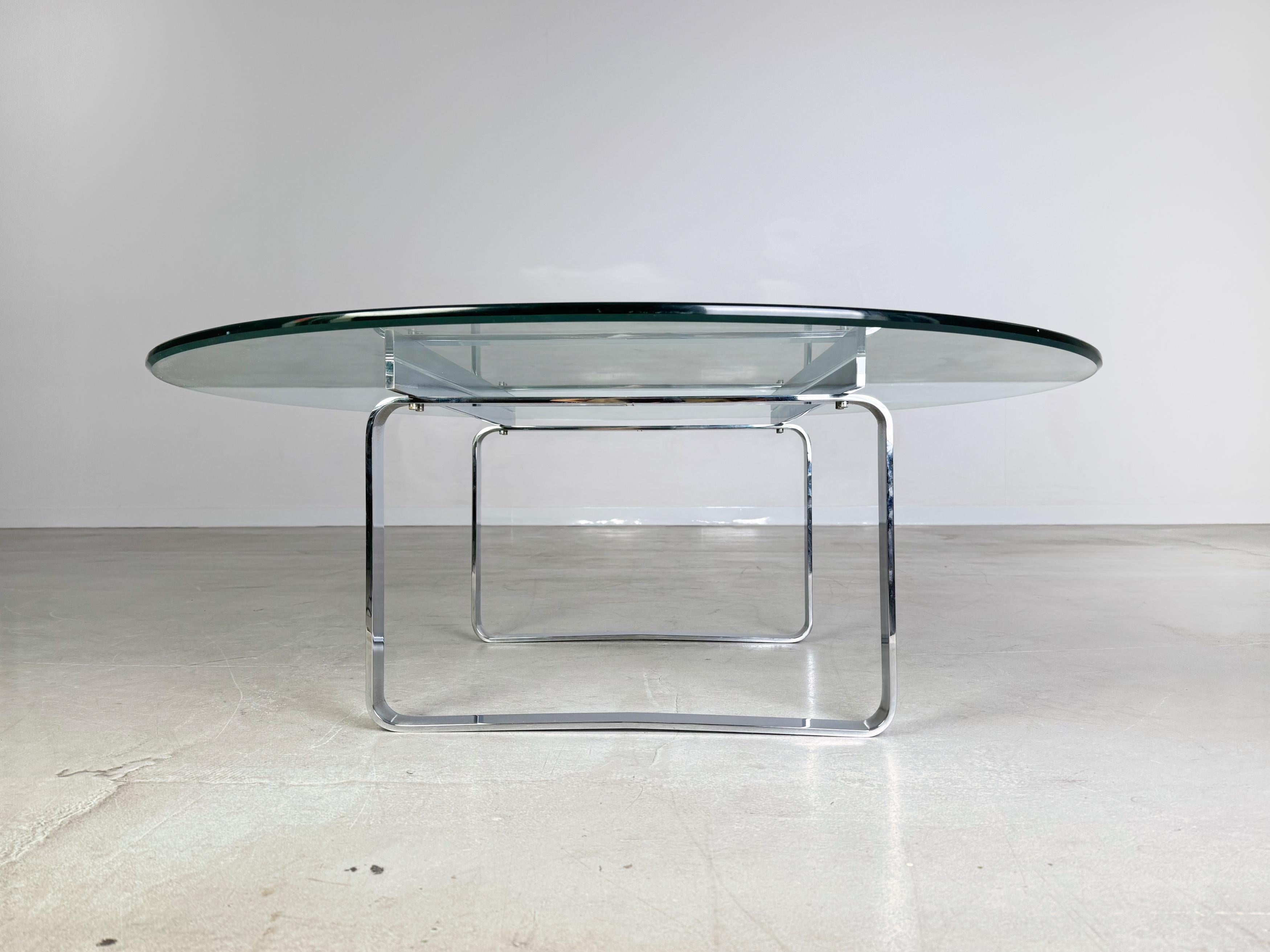 Wir bieten einen wunderschönen Edelstahl Couchtisch mit runder Glasplatte vom dänischen Hersteller Carl Hansen & Son zum Verkauf an. Der Tisch wurde vom weltweit bekannten Designer Hans Wegner entworfen und wird unter dem Modellnamen CH106