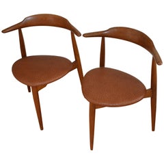 Hans Wegner Midcentury Heart Chairs in Oak and Ostrich Leather, Pair