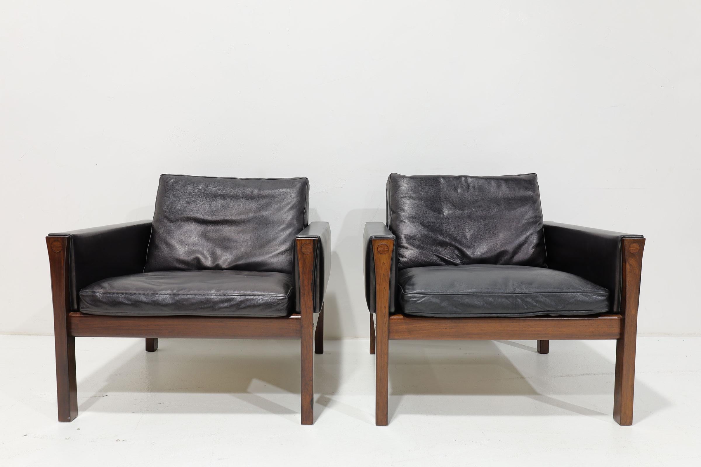 Hans Wegner Model AP 62 Lounge Chairs in Rosewood and Black Leather 3