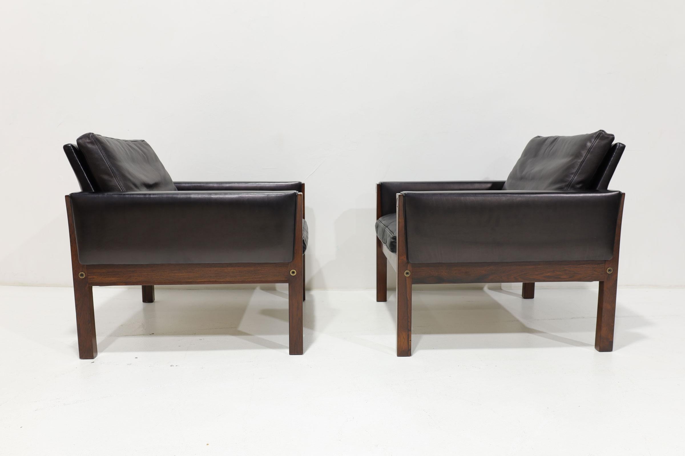 Hans Wegner Model AP 62 Lounge Chairs in Rosewood and Black Leather In Good Condition In Dallas, TX