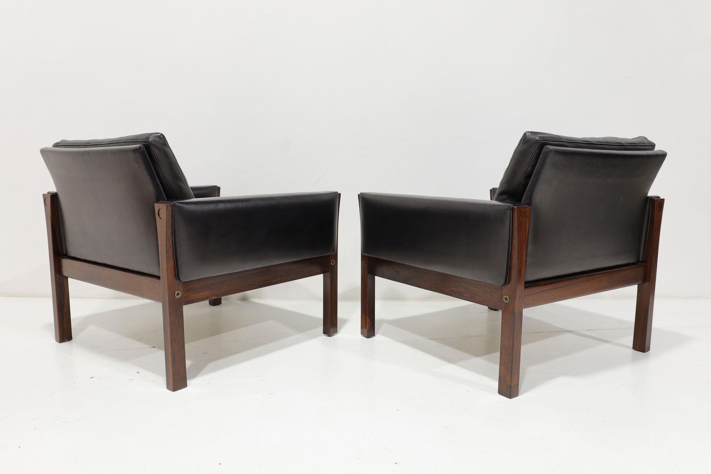 20th Century Hans Wegner Model AP 62 Lounge Chairs in Rosewood and Black Leather