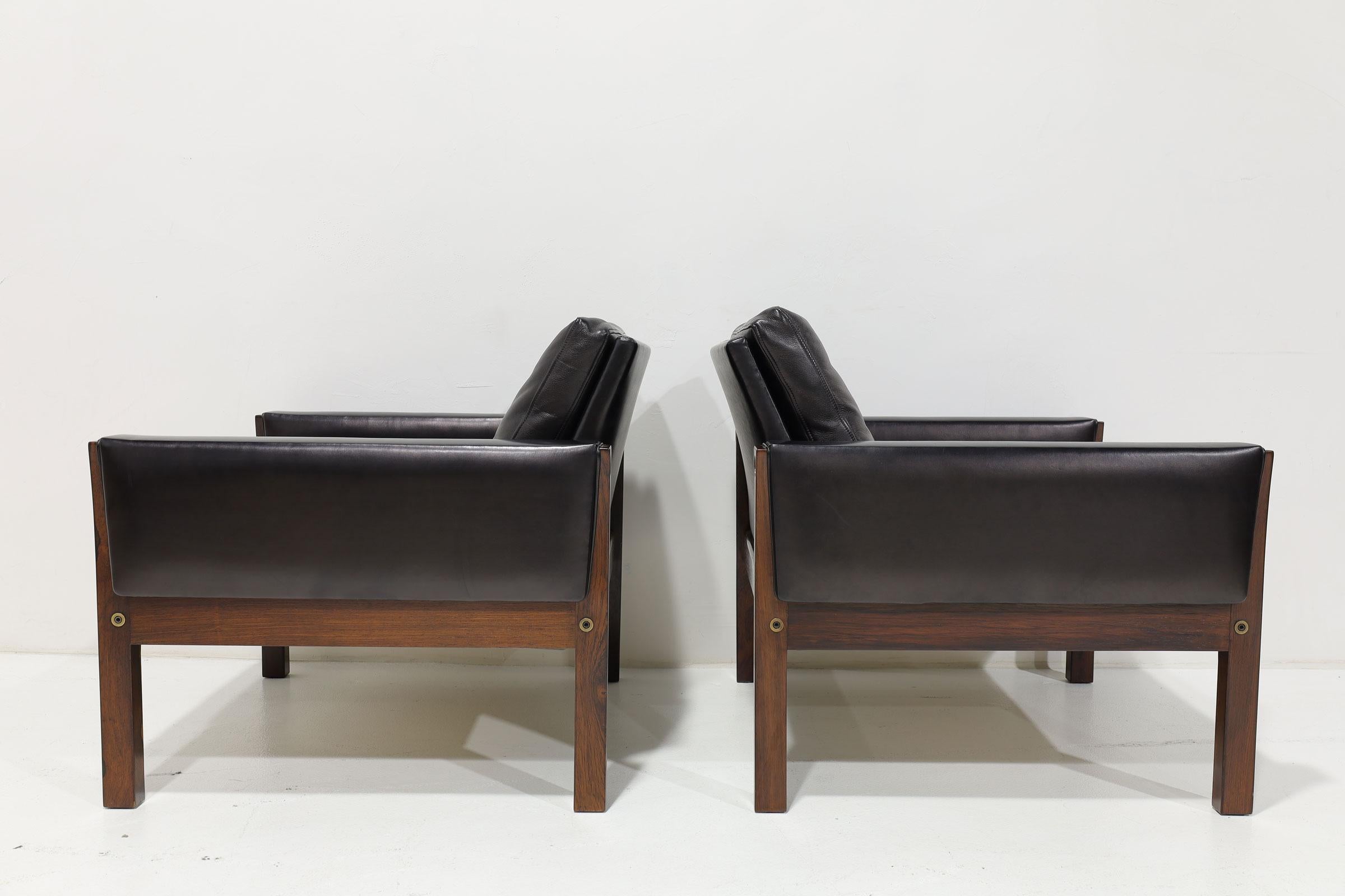 Hans Wegner Model AP 62 Lounge Chairs in Rosewood and Black Leather 1