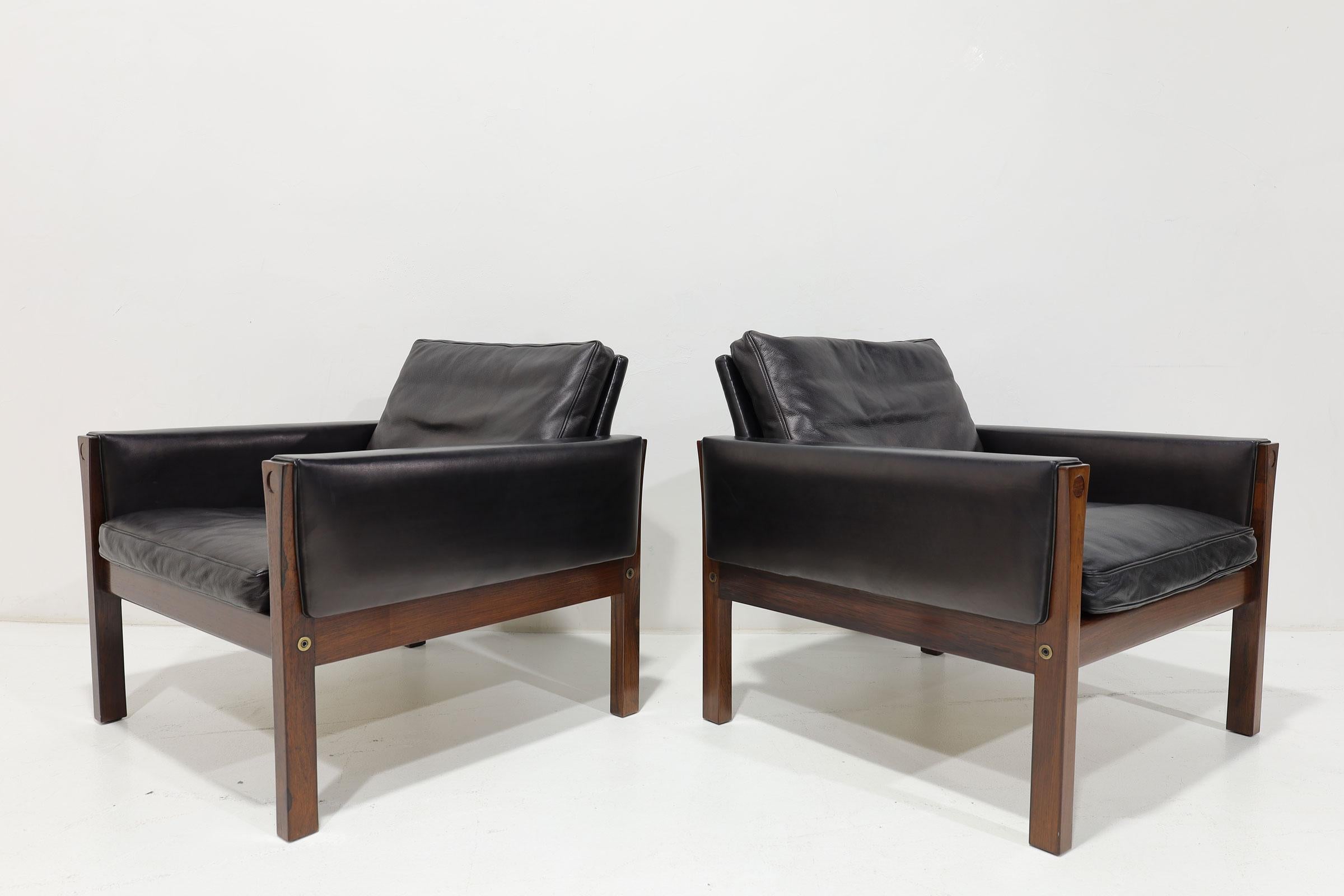 Hans Wegner Model AP 62 Lounge Chairs in Rosewood and Black Leather 2
