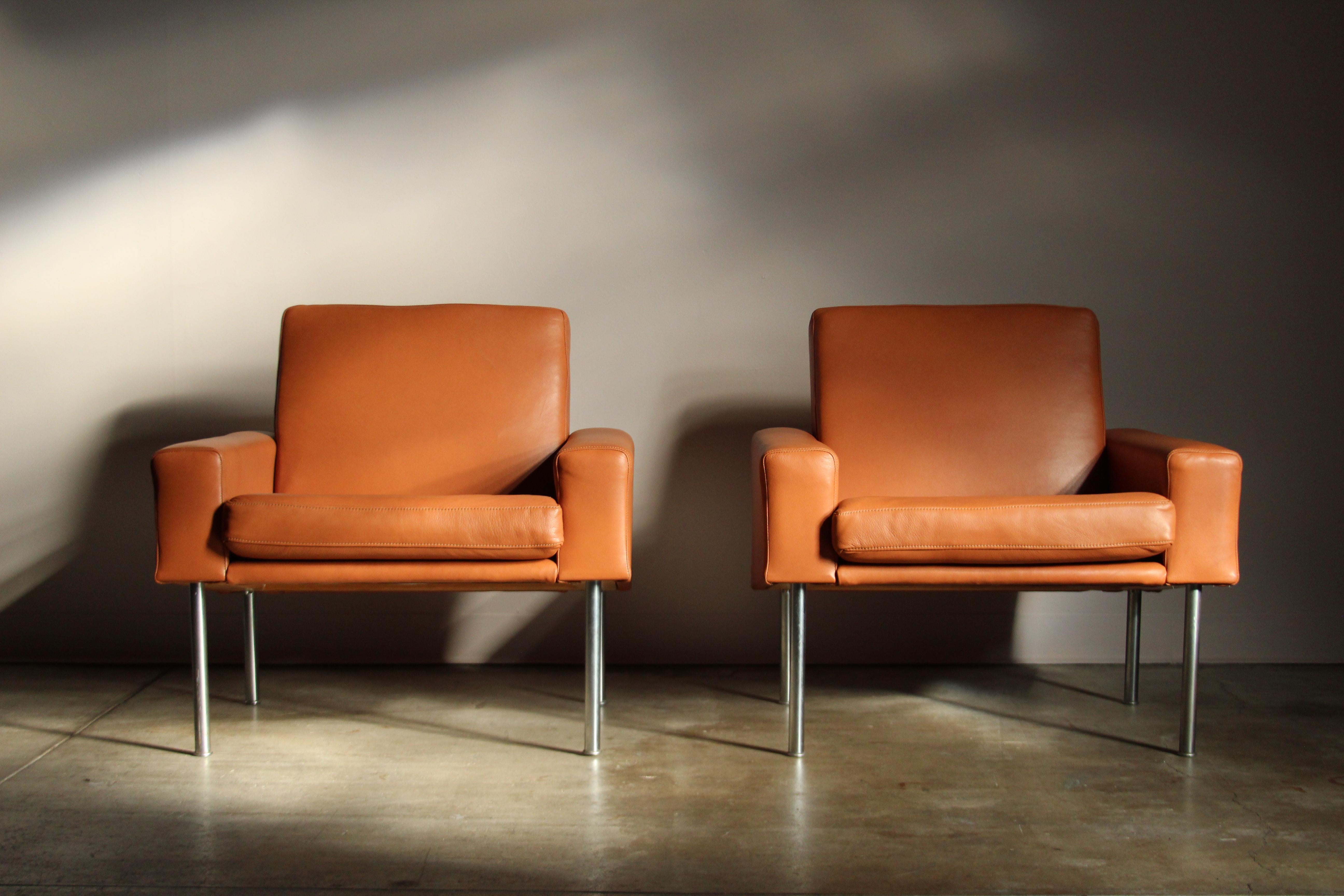 Un par de tumbonas pequeñas y elegantes diseñadas por Hans Wegner y fabricadas en Dinamarca por Johannes Hansen en la década de 1960. Cuero nuevo de grano superior, color coñac. Patas de acero. Firmado.

Excelente estado vintage, con ligeros