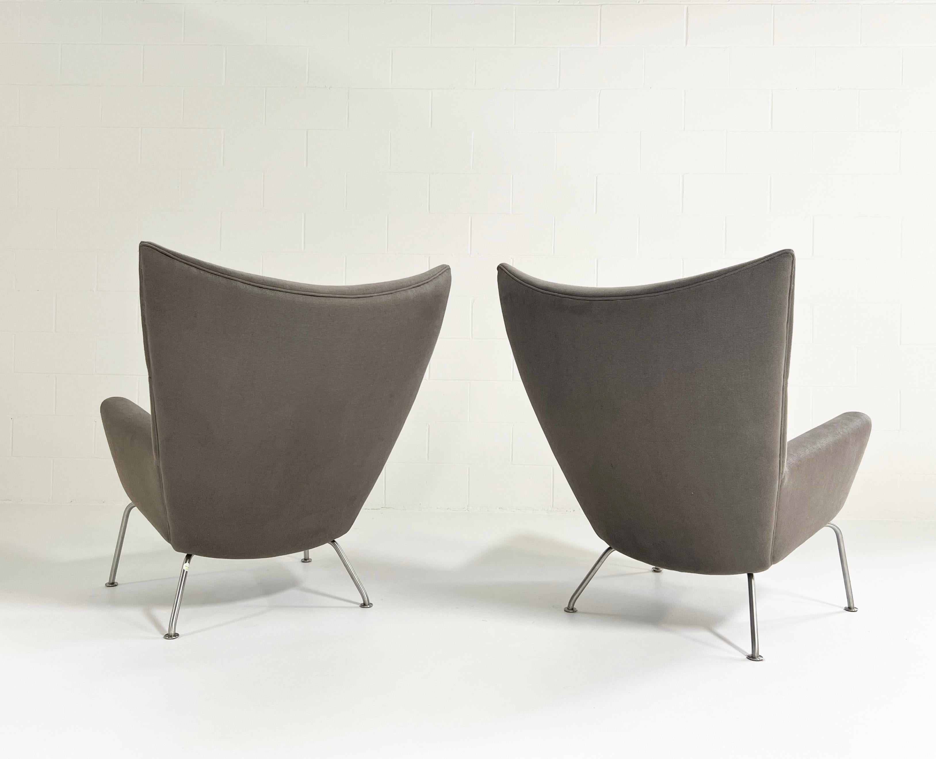 Von der Website von Carl Hansen & Søn: Der CH445 Ohrensessel ist ein hochlehniger, gepolsterter Sessel mit einem Gestell aus Edelstahl. Hans J. Wegners Expertise für skulpturales Design und sein Anspruch an handwerkliche Qualität kommen in diesem