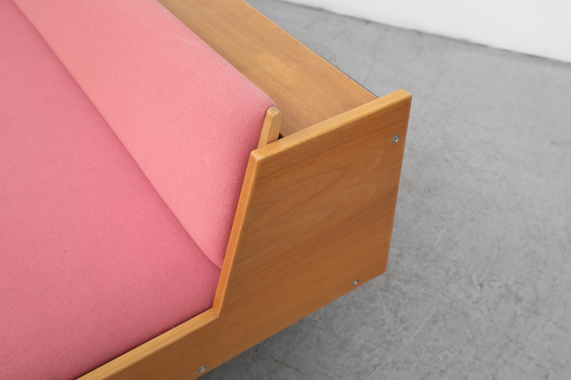 Hans Wegner Model GE 258 for Getama Sleeper Sofa in Light Wood & Bubble Gum Pink 2