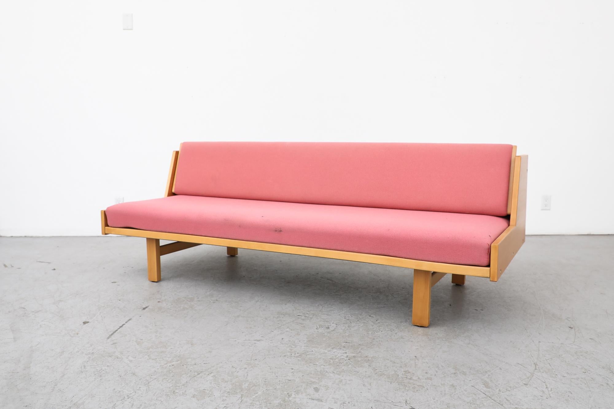 Hans Wegner Modell GE 258 für Getama Schlafsofa in Light Wood & Bubble Gum Pink (Moderne der Mitte des Jahrhunderts)