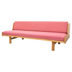Hans Wegner Model GE 258 for Getama Sleeper Sofa in Bubble Gum Pink