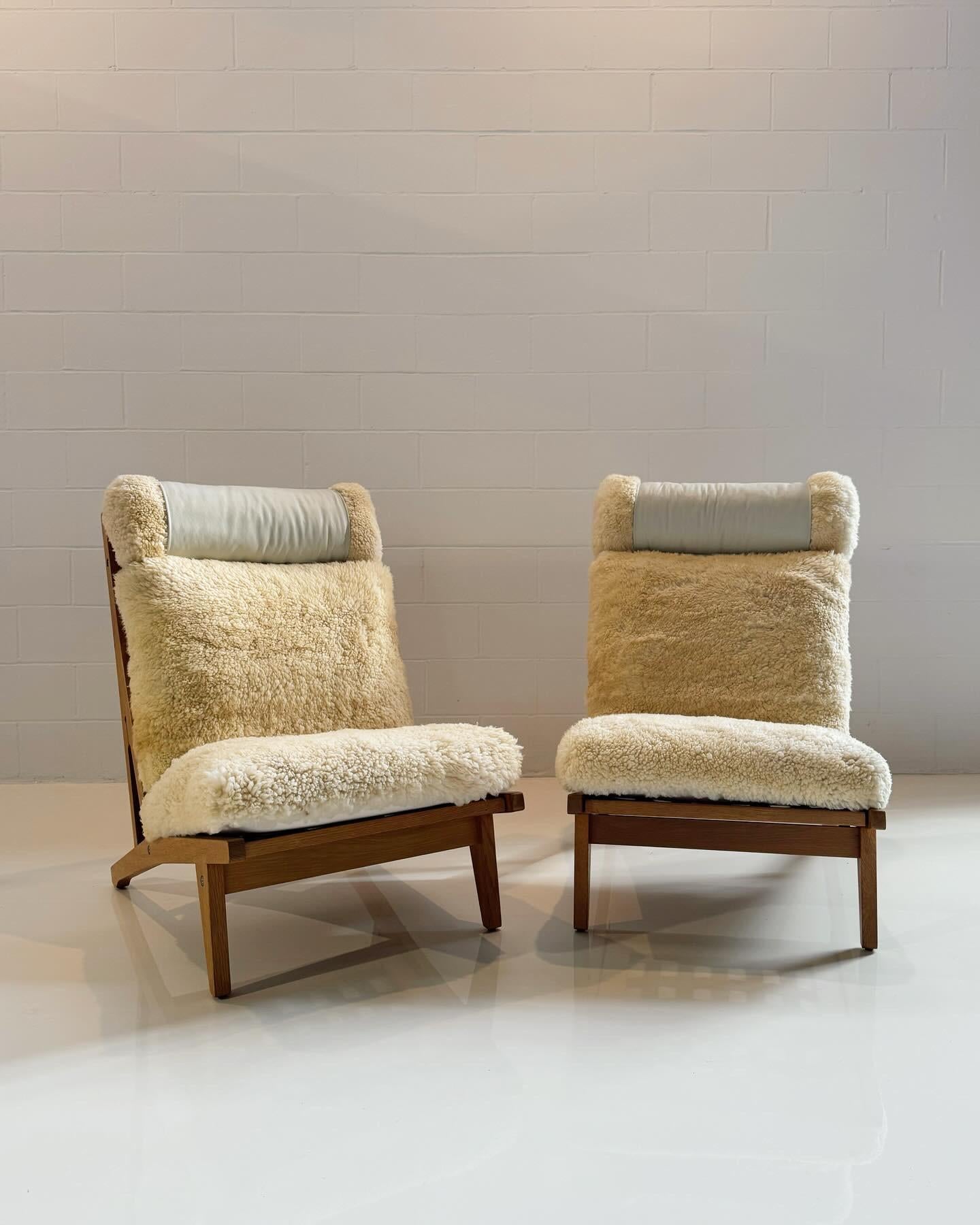 Avec un magnifique chêne patiné, des coussins en peau de mouton californien et une touche finale en cuir pour l'appui-tête, cette chaise de salon Hans Wegner est incroyable. Et si confortable.

Le prix est pour une chaise. Deux chaises