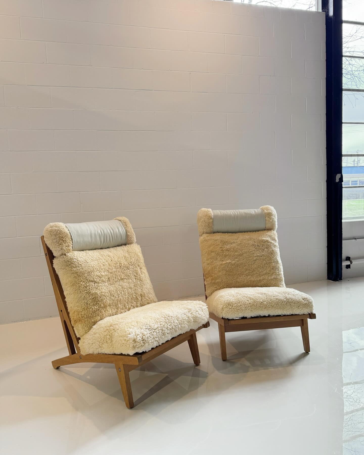 Scandinave moderne Chaise longue Hans Wegner modèle GE 375 en peau de mouton de Californie, deux disponibles en vente