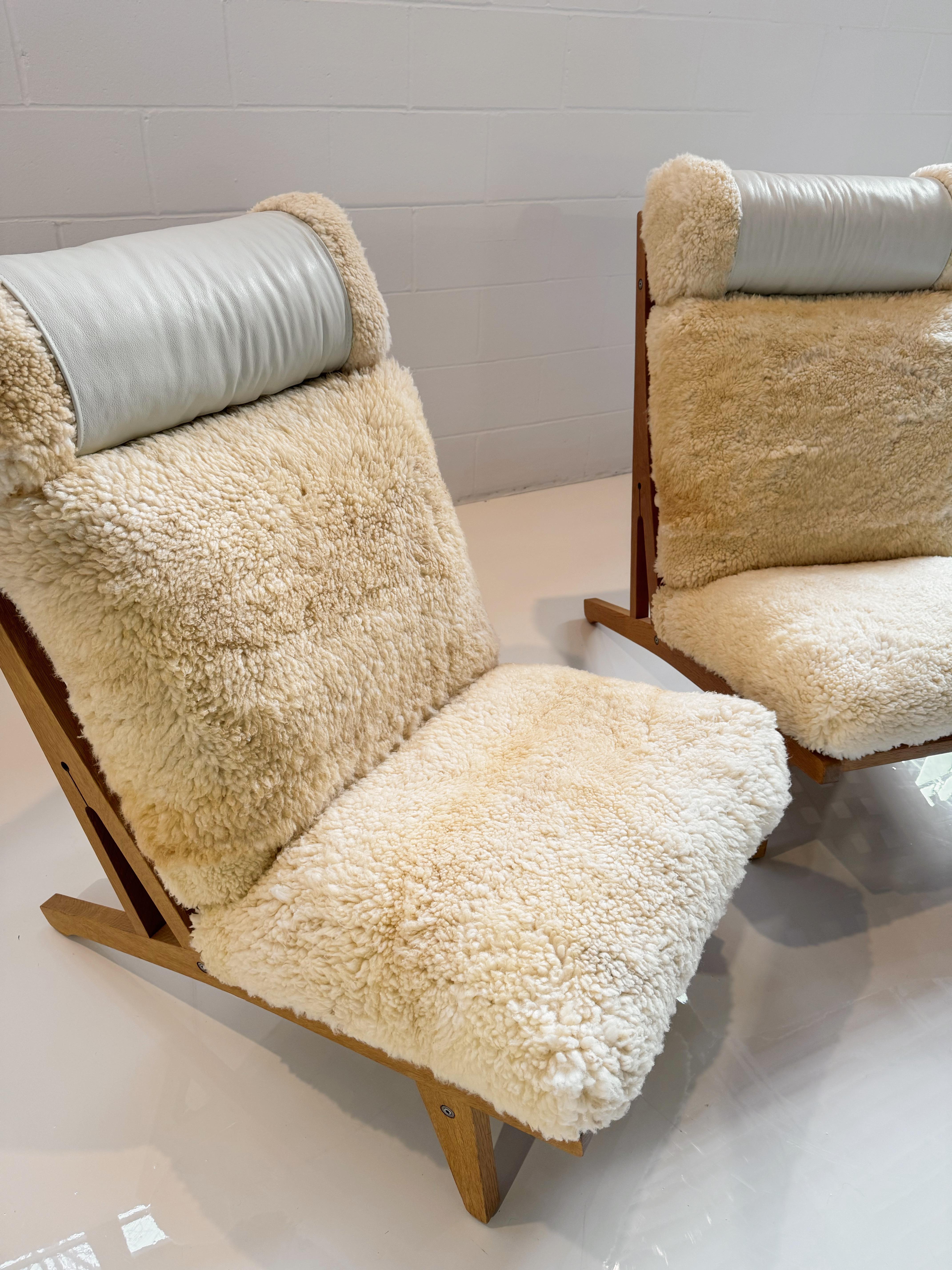 Danois Chaise longue Hans Wegner modèle GE 375 en peau de mouton de Californie, deux disponibles en vente