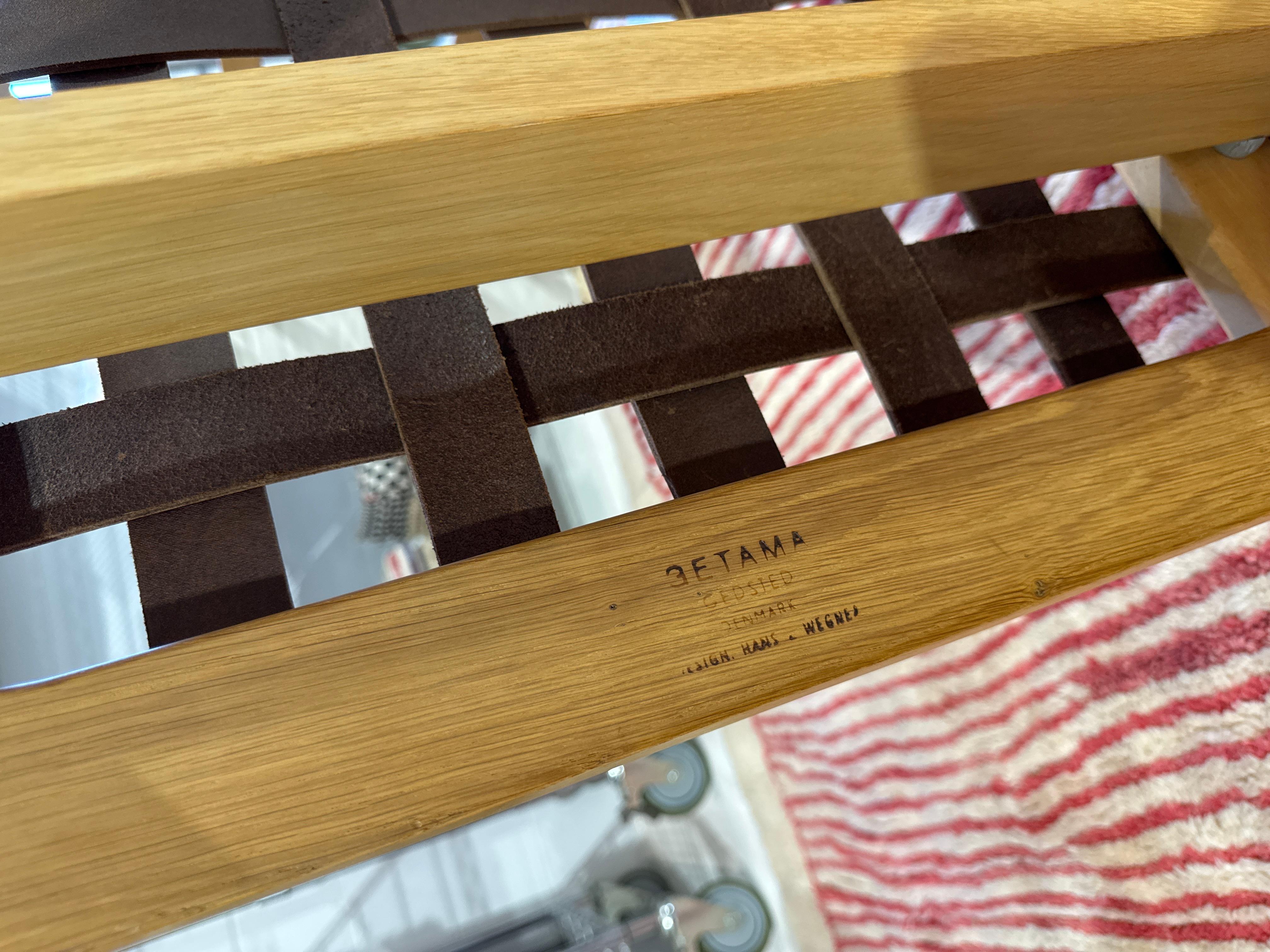 Sedia da salotto Hans Wegner modello GE 375 in pelle di pecora della California, due disponibili