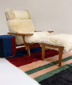 Hans Wegner Modell GE 375 Paddle Chair und Ottomane in California Sheepskin