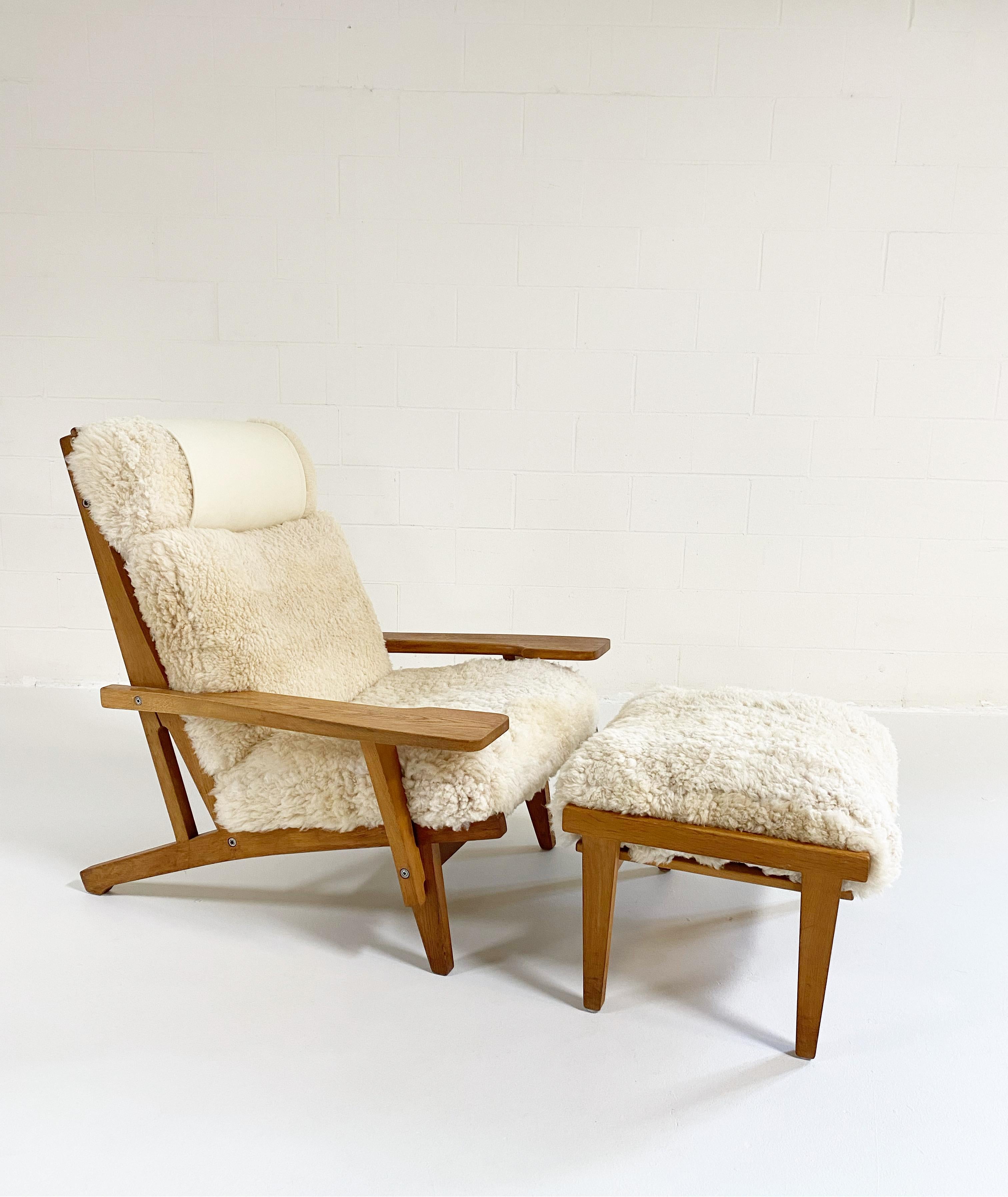 Hans Wegner Model GE 375 Paddle Chair and Ottoman in California Sheepskin In Good Condition In SAINT LOUIS, MO