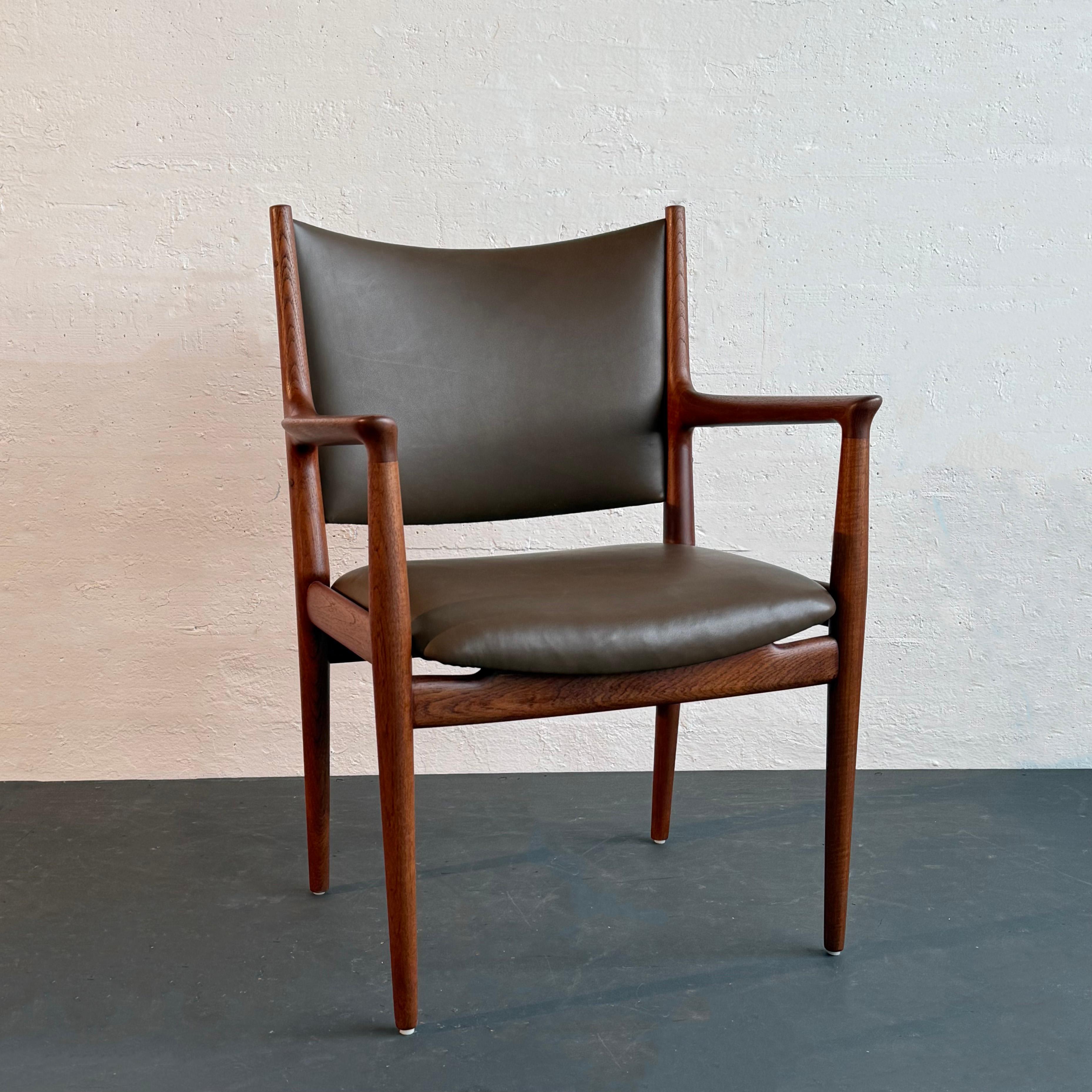 Ce modèle emblématique de la modernité danoise est le fauteuil JH-713, conçu par Hans Wegner pour Johannes Hansen dans les années 1950. Le fauteuil est doté d'un cadre ouvert en teck magnifiquement sculpté, dont la riche patine crée un contraste
