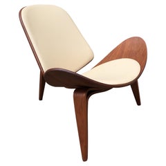 Chaise en coquille moulée Hans Wegner modèle CH07 "Smiling Chair" (chaise souriante)