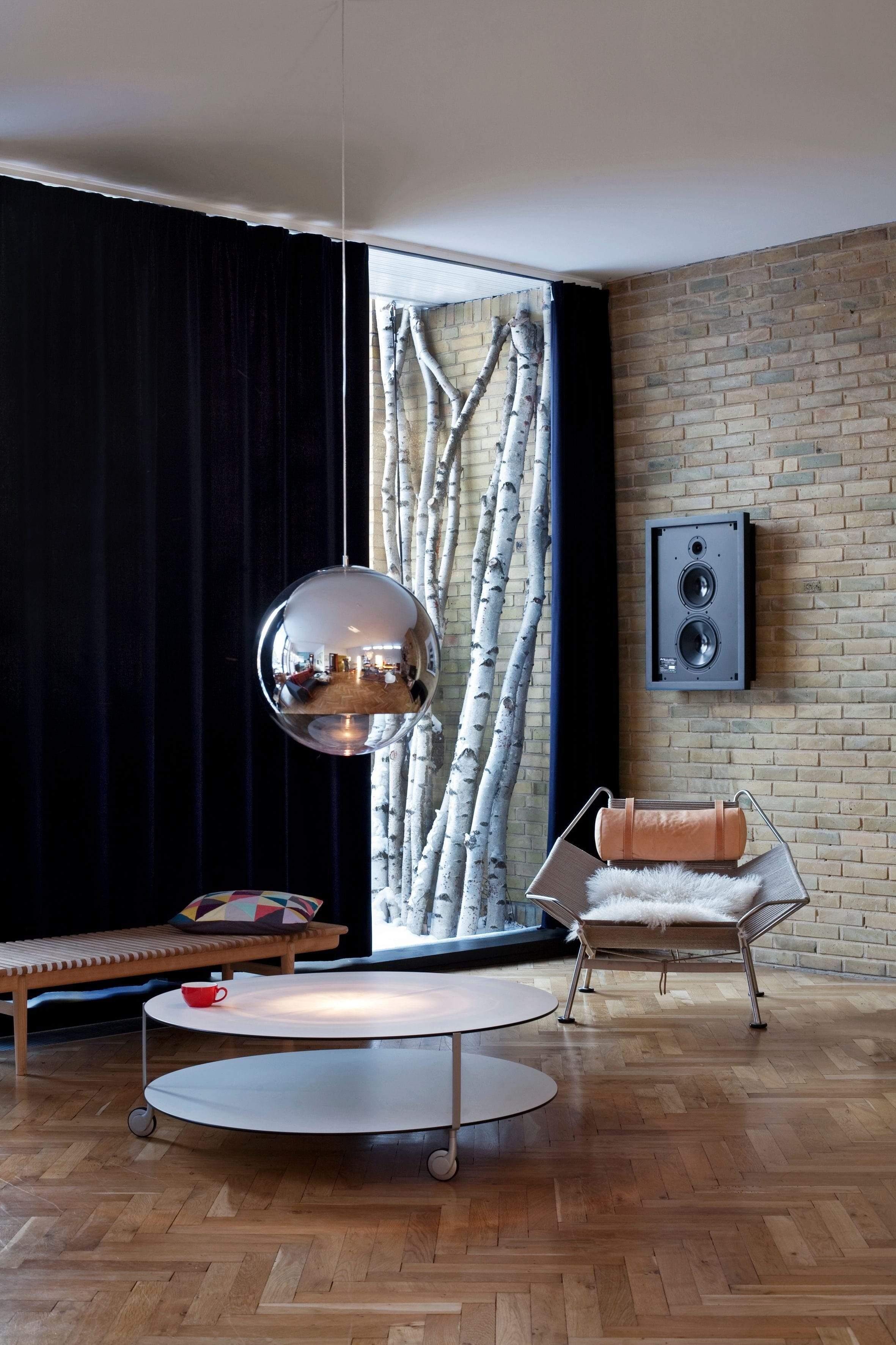 Der Hans Wegner Natural Flag Halyard Chair von PP Mobler ist ein zeitloser Klassiker. Dieser fachmännisch aus nachhaltigen und hochwertigen Materialien gefertigte Stuhl zeichnet sich durch sein künstlerisches Design und seine ikonische Ausstrahlung