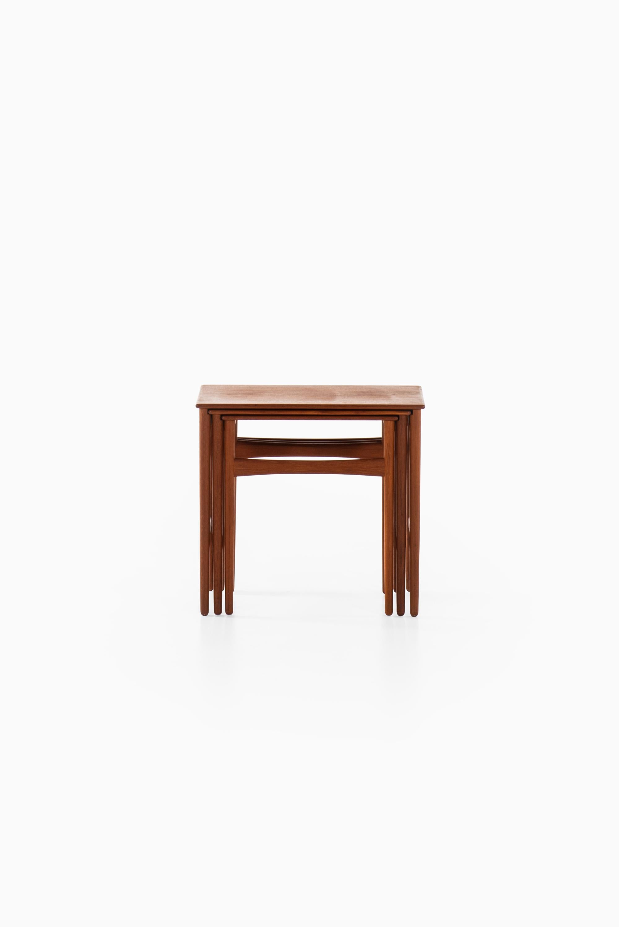 Rare ensemble de tables gigognes conçu par Hans Wegner. Produit par Andreas Tuck au Danemark.