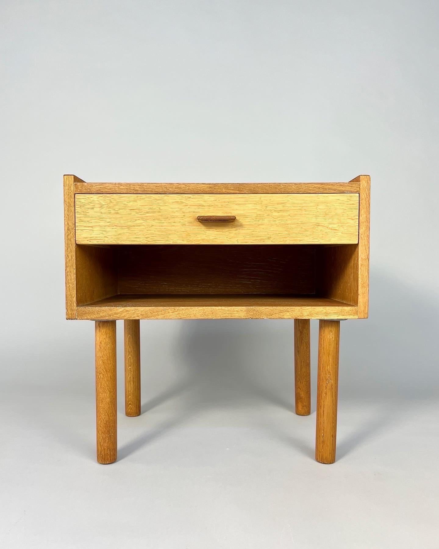 Hans Wegner nightstand in oak, model No. 430 manufactured by Ry Møbler Denmark, in the 1960s.

The surface used to be lacquered in white, the oak was completely restored and refinished with oil. Good condition with some remaining white spots, front