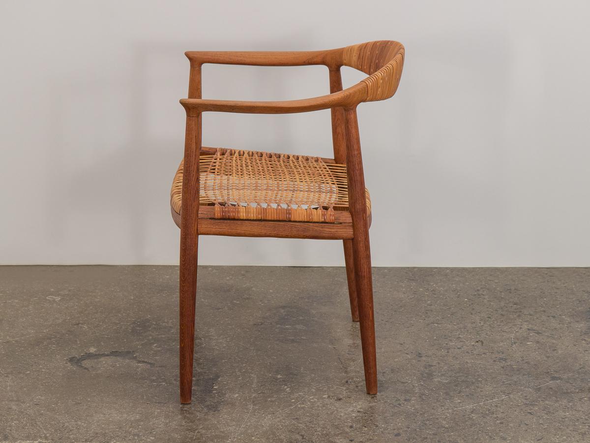 Sedia da pranzo modello JH501 in Oak con seduta in canna, disegnata da Hans J. Wegner per Hansen, Danimarca. Questo iconico design moderno danese è conosciuto soprattutto come 