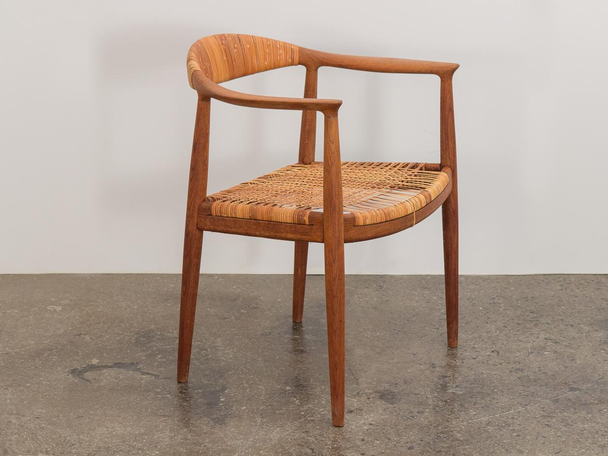 Hans Wegner Runder Stuhl aus Eiche und Schilfrohr (Dänisch) im Angebot