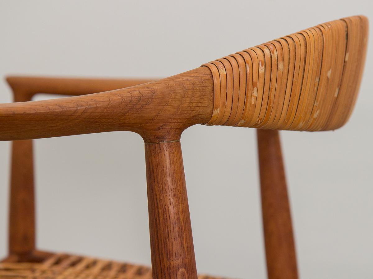 20th Century Hans Wegner Oak and Cane Round Chair For Sale