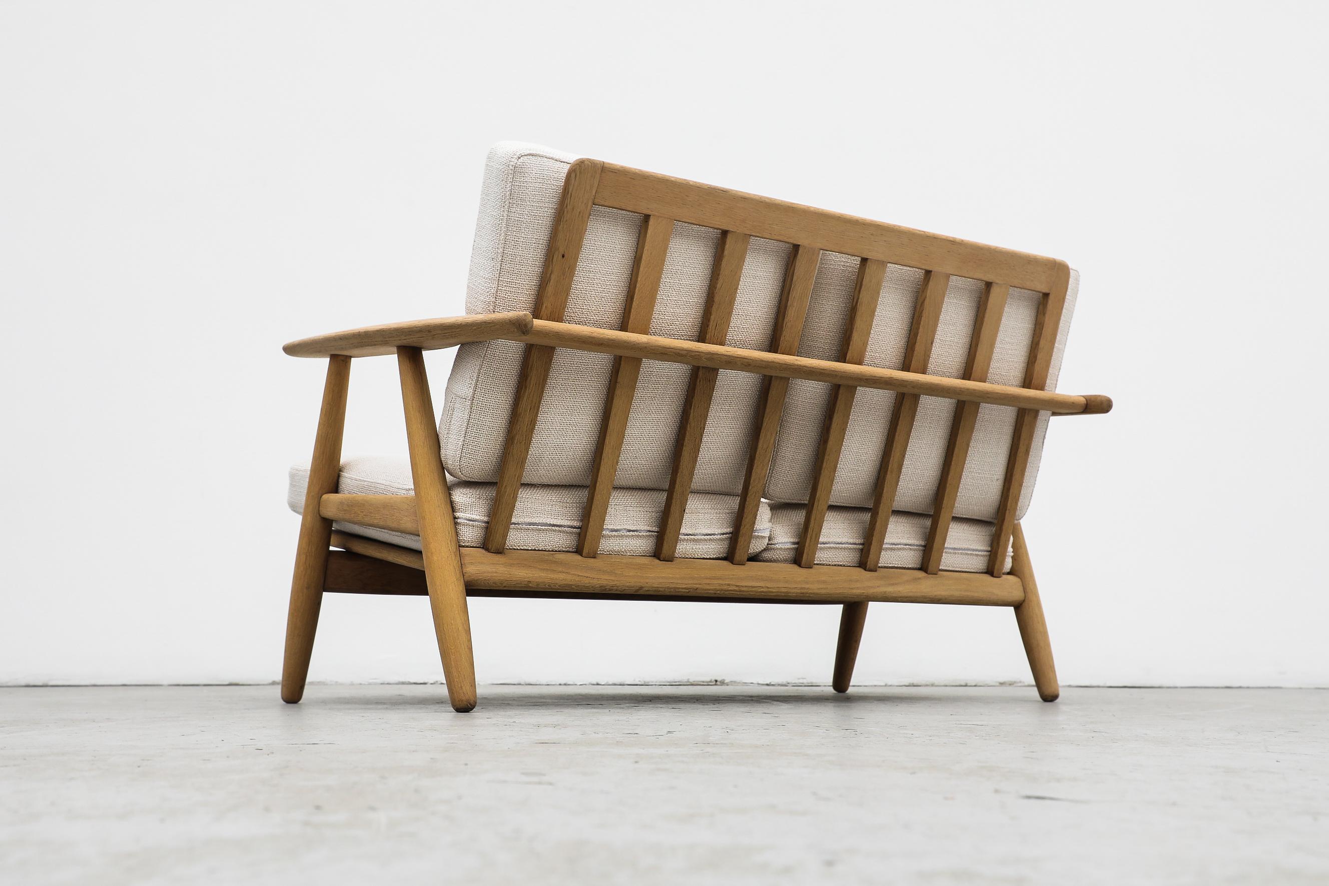 Hans Wegner Oak Cigar Sofas in White Pebbled Fabric for Getama, 1950s In Good Condition In Los Angeles, CA