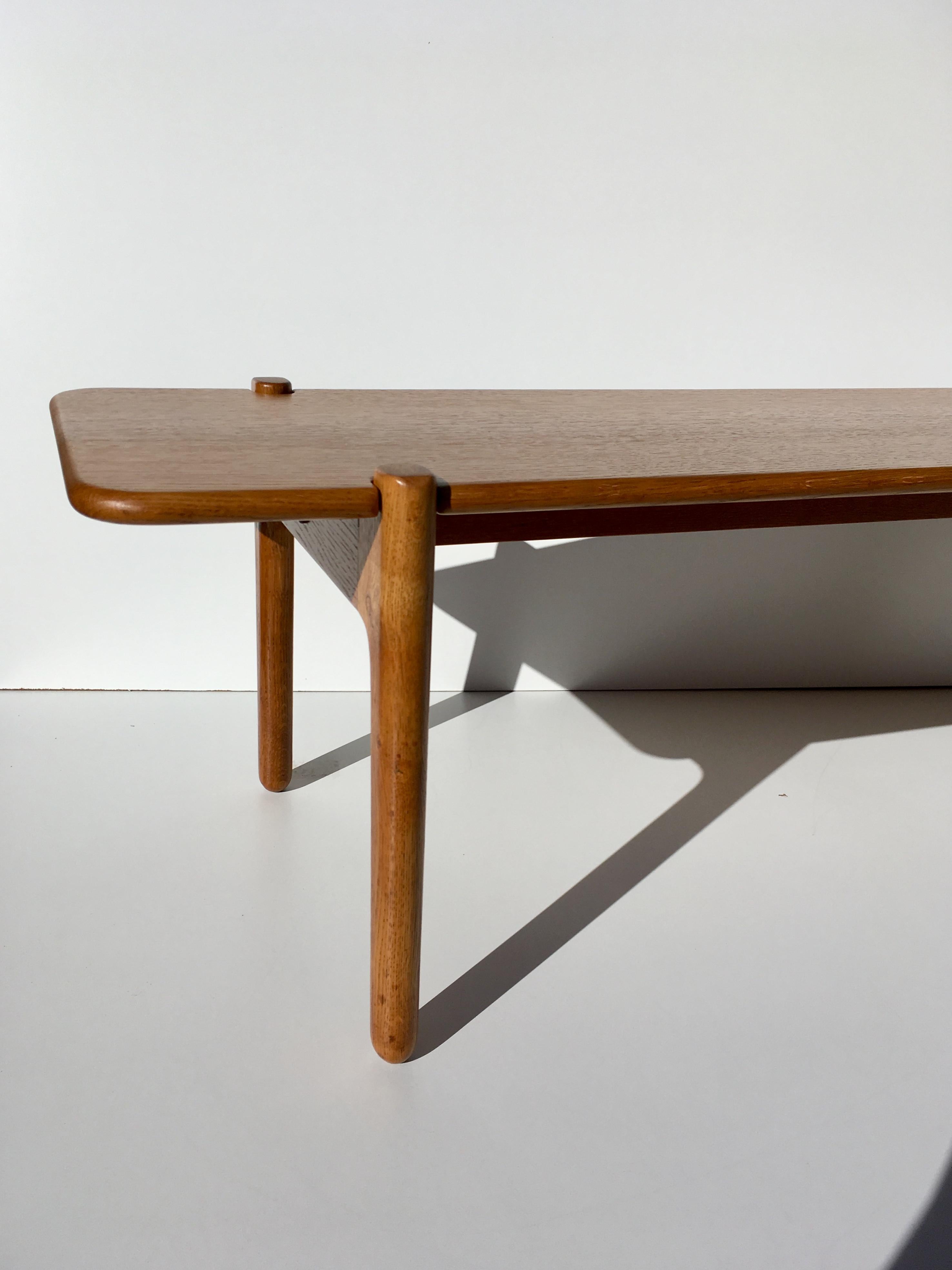 Hans Wegner reversible bench or coffee table in quarter sawn oak made by cabinet maker Johannes Hansen, circa 1950s. Incredible finish.
 
