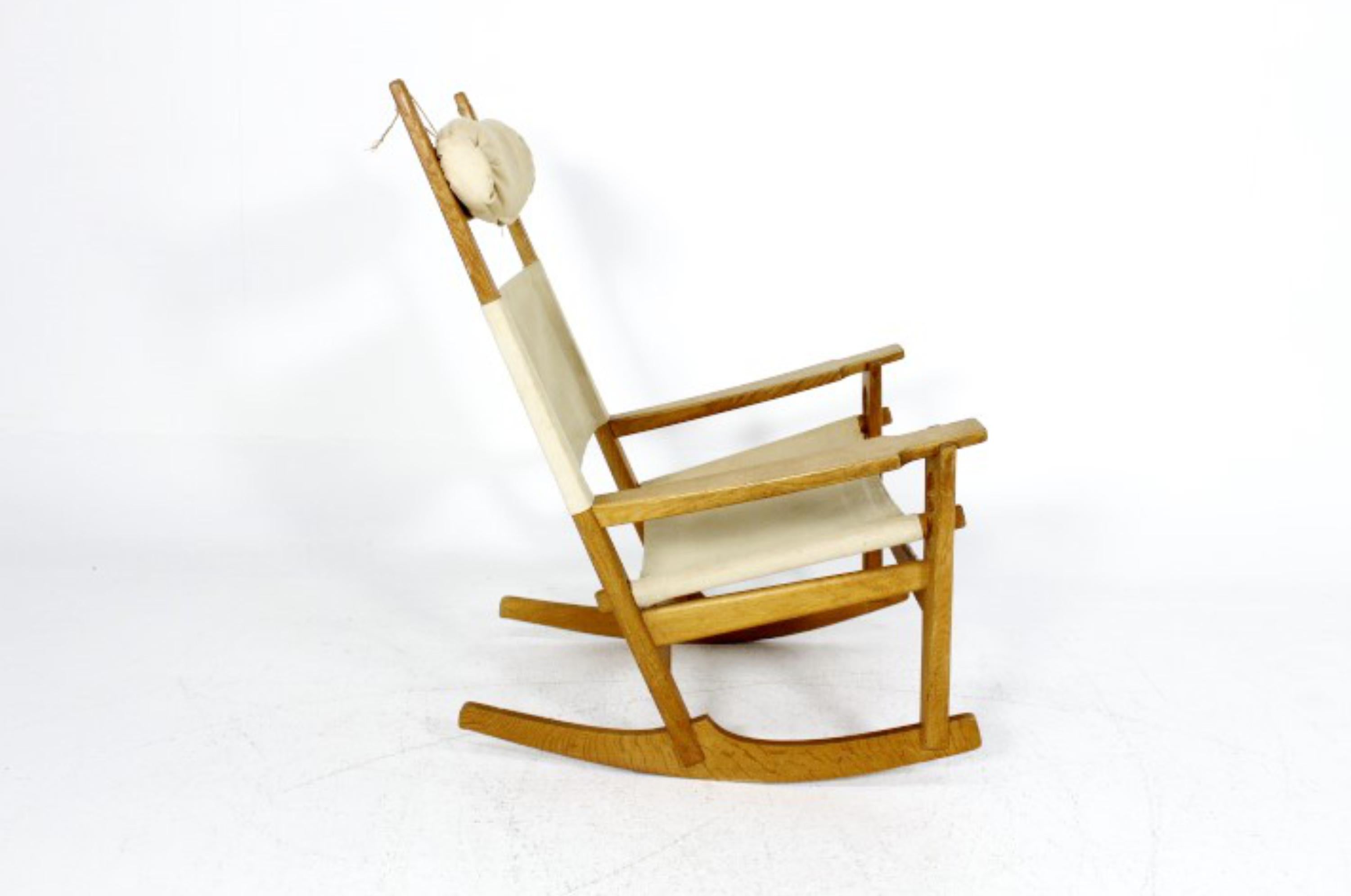Keyhole rocking chair designed by Hans J. Wegner for GETAMA in Denmark in the end of Fifties. Frame made in natural oakwood and linen.