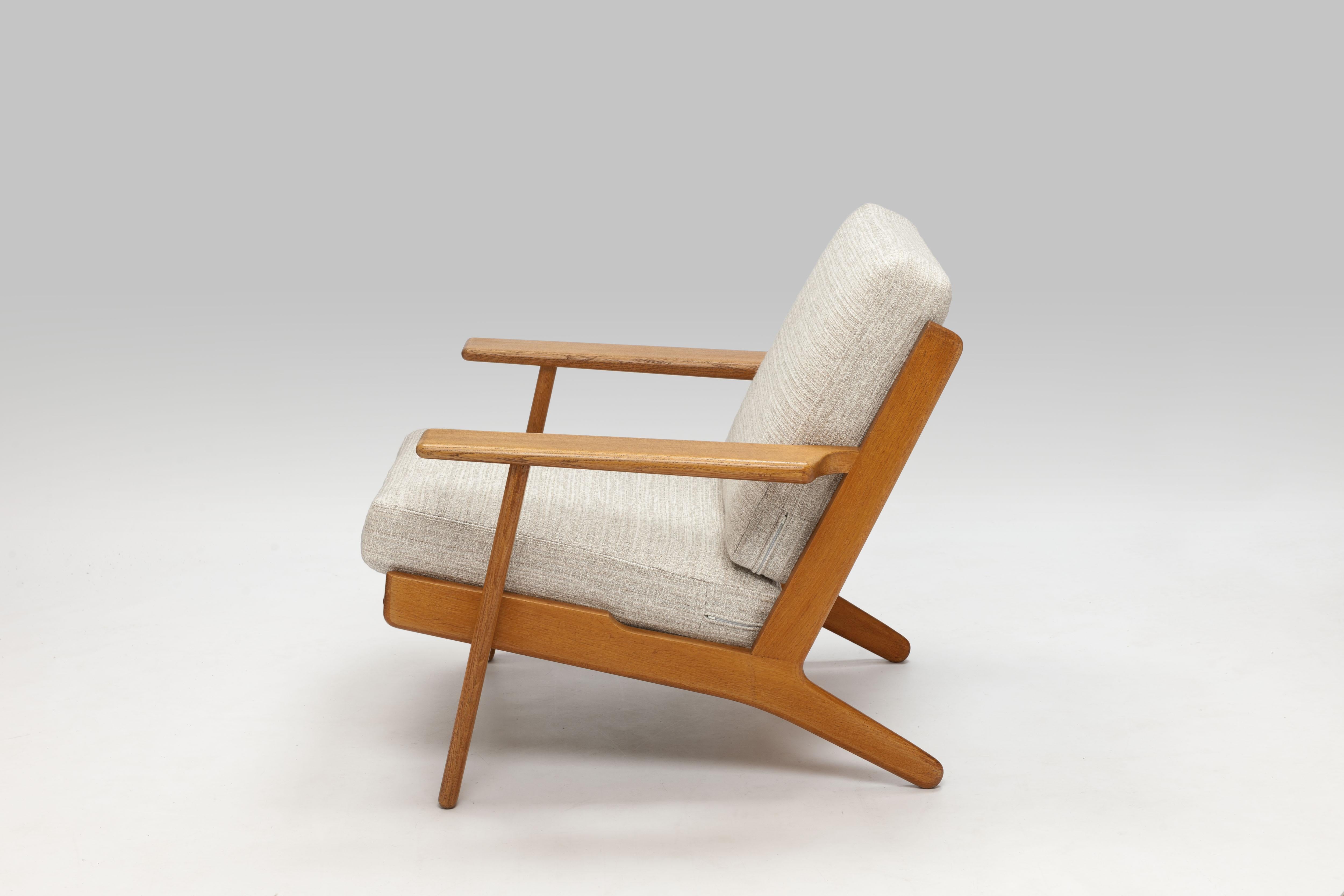 Hans Wegner Oak Lounge Chair GE290 by GETAMA '1 of 3 Chairs' In Good Condition In Utrecht, NL